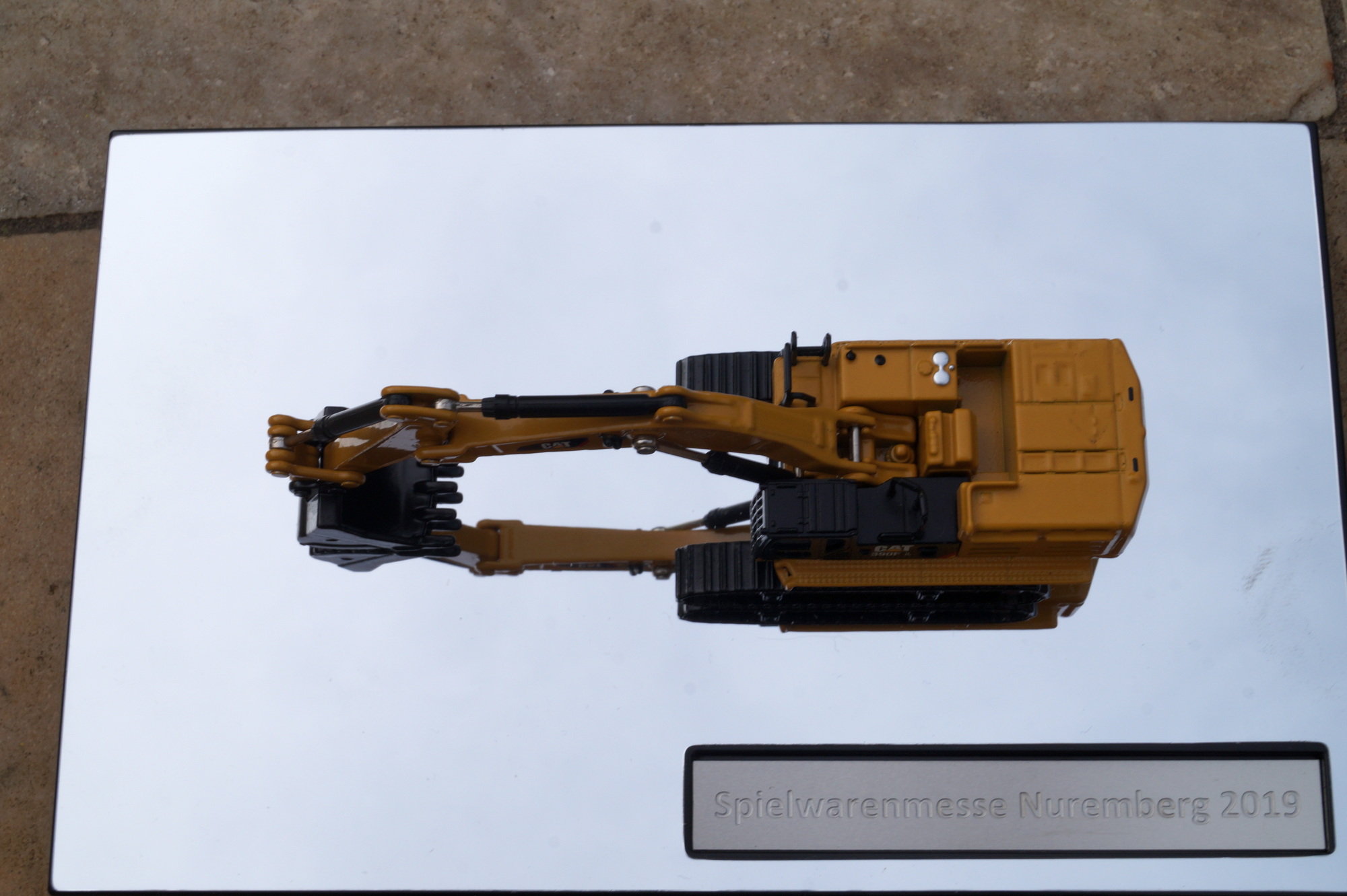 85537-1 - DCM - CAT 390F L Hydraulikbagger "Elite Version 1:125 "Spielwarenmesse 2019