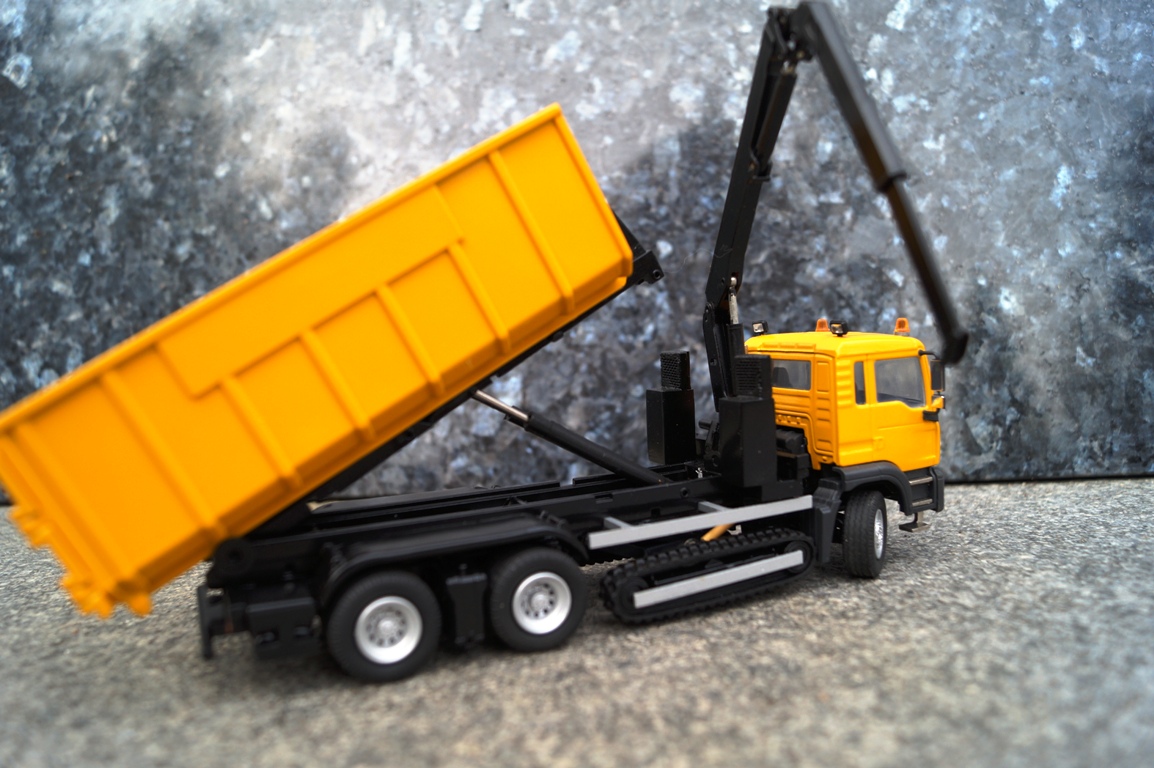 MAN 3achs Abrollkipper mit Kranaufbau und Kettenlaufwerk