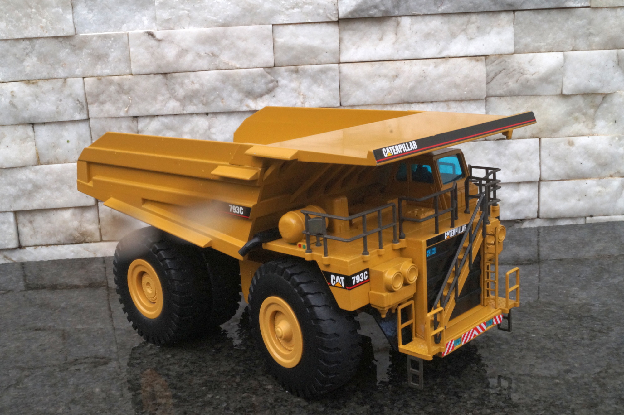 CAT 793C  Muldenkipper gelb