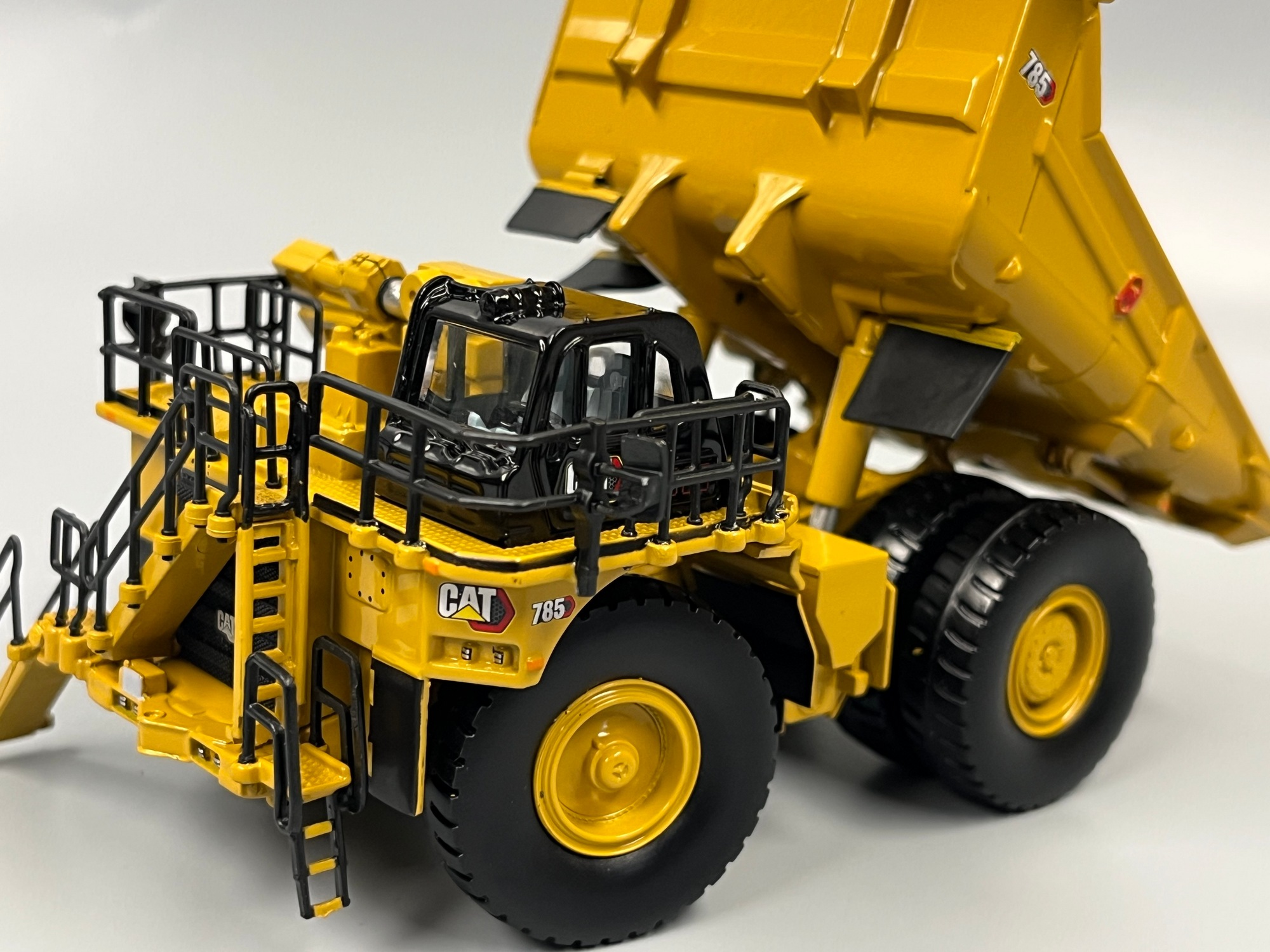 85751 -DCM- CAT 785 Muldenkipper 1:87