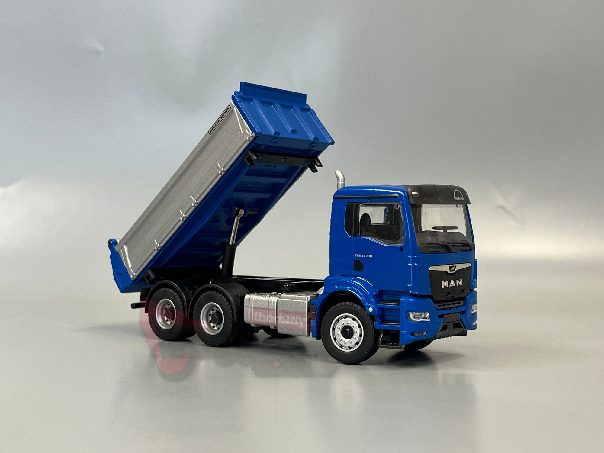 81181 -Conrad -MAN TGS NN 3achs mit Meiler Dreiseitenkipper blau silber