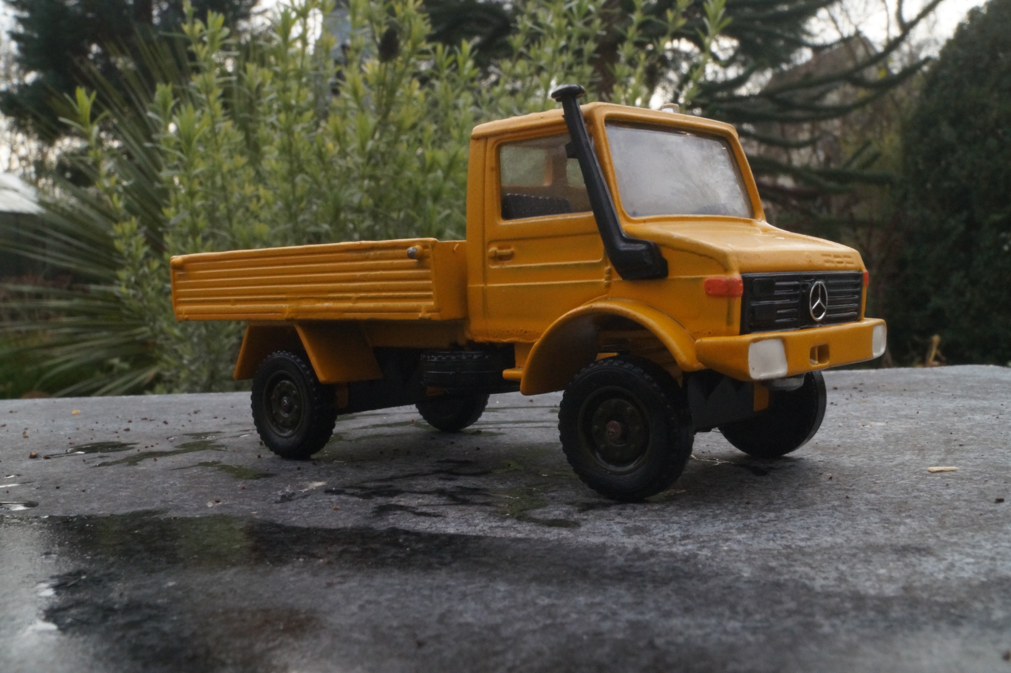 Mercedes Unimog 2achs mit Pritsche