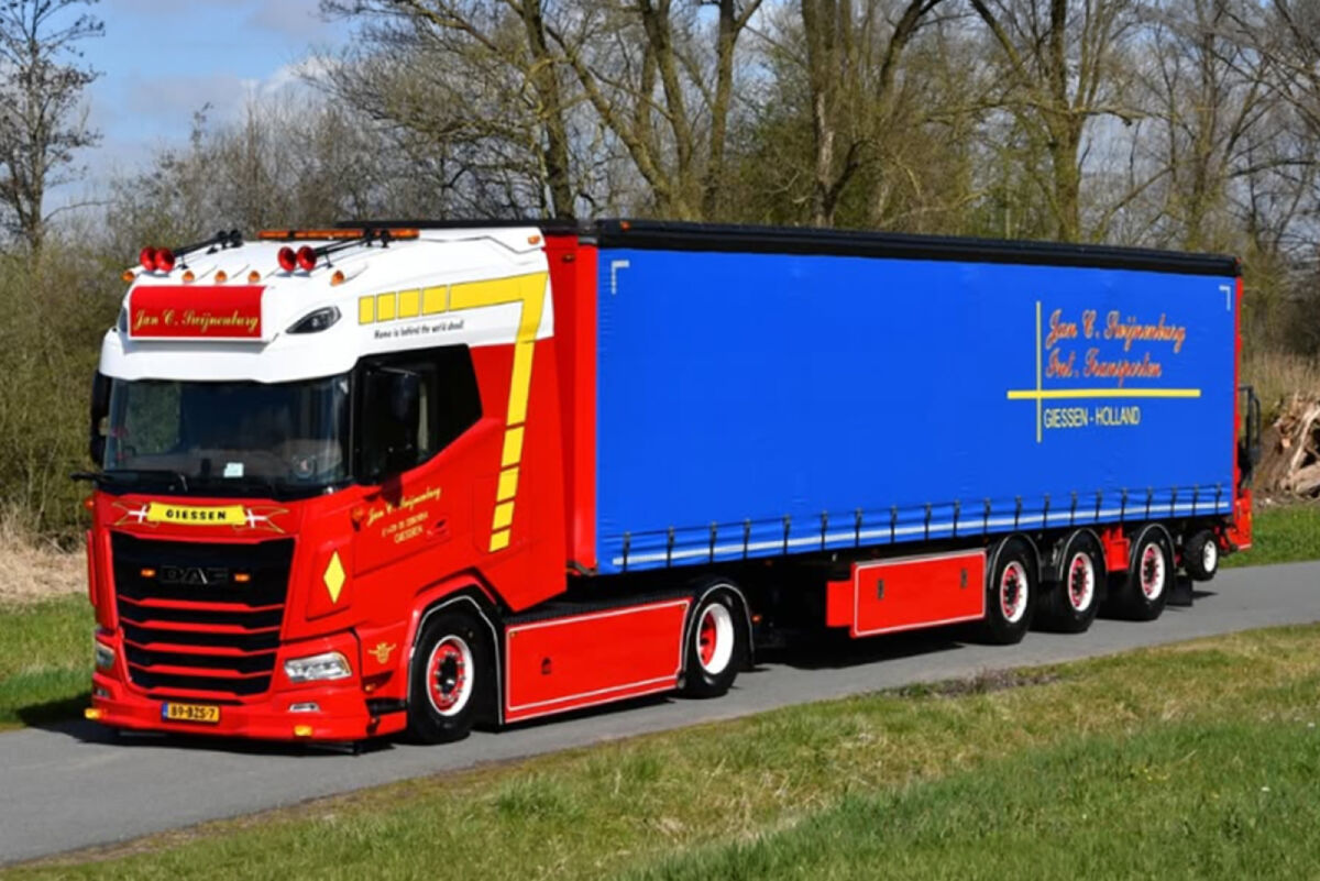01-5516 - WSI - DAF XG+ 4x2 Planenanhänger 3-Achs LKW mit Stapler - Jan C. Swijnenburg -NL