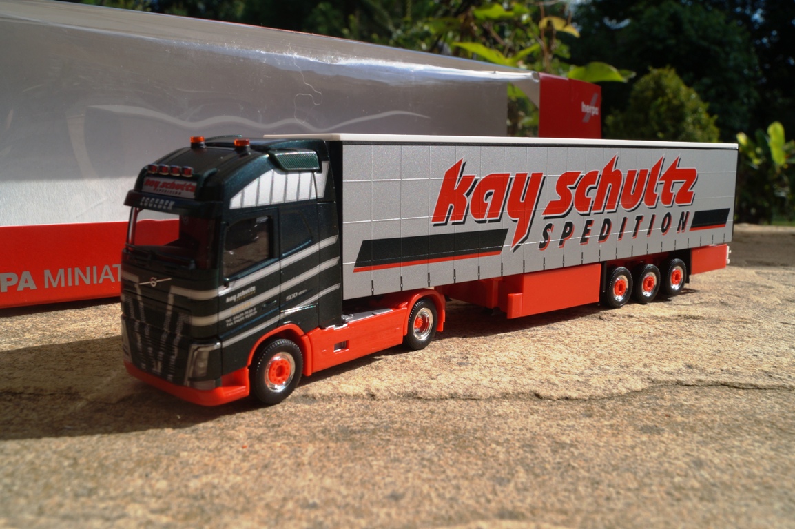 306980 - Herpa - Volvo FH Gl. XL Gardinenplanen-Sattelzug "Kay Schultz"