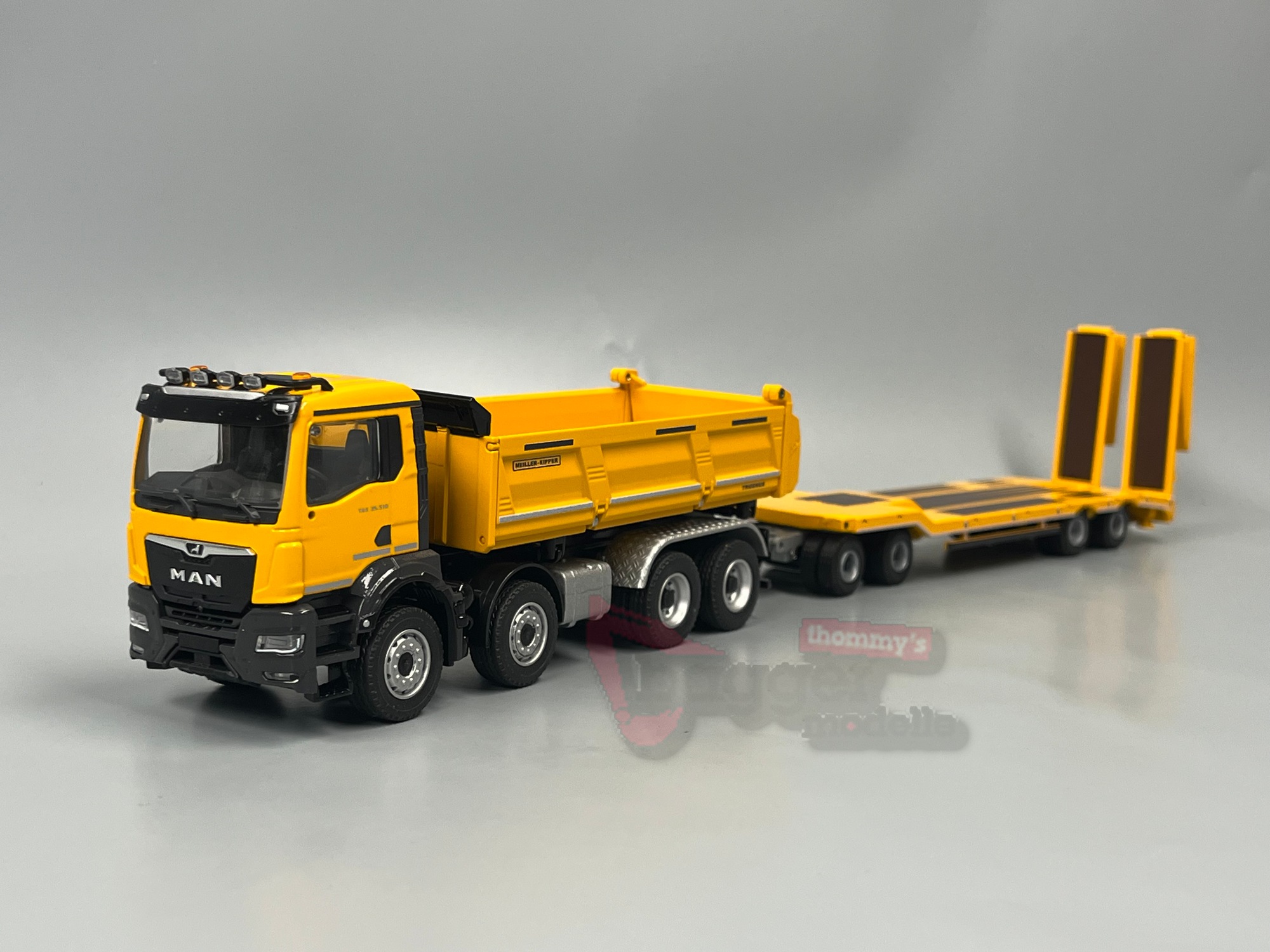 81247-02 - Conrad - MAN TGS NN Meiller Dreiseitenkipper mit Tiefladeanhänger - gelb -