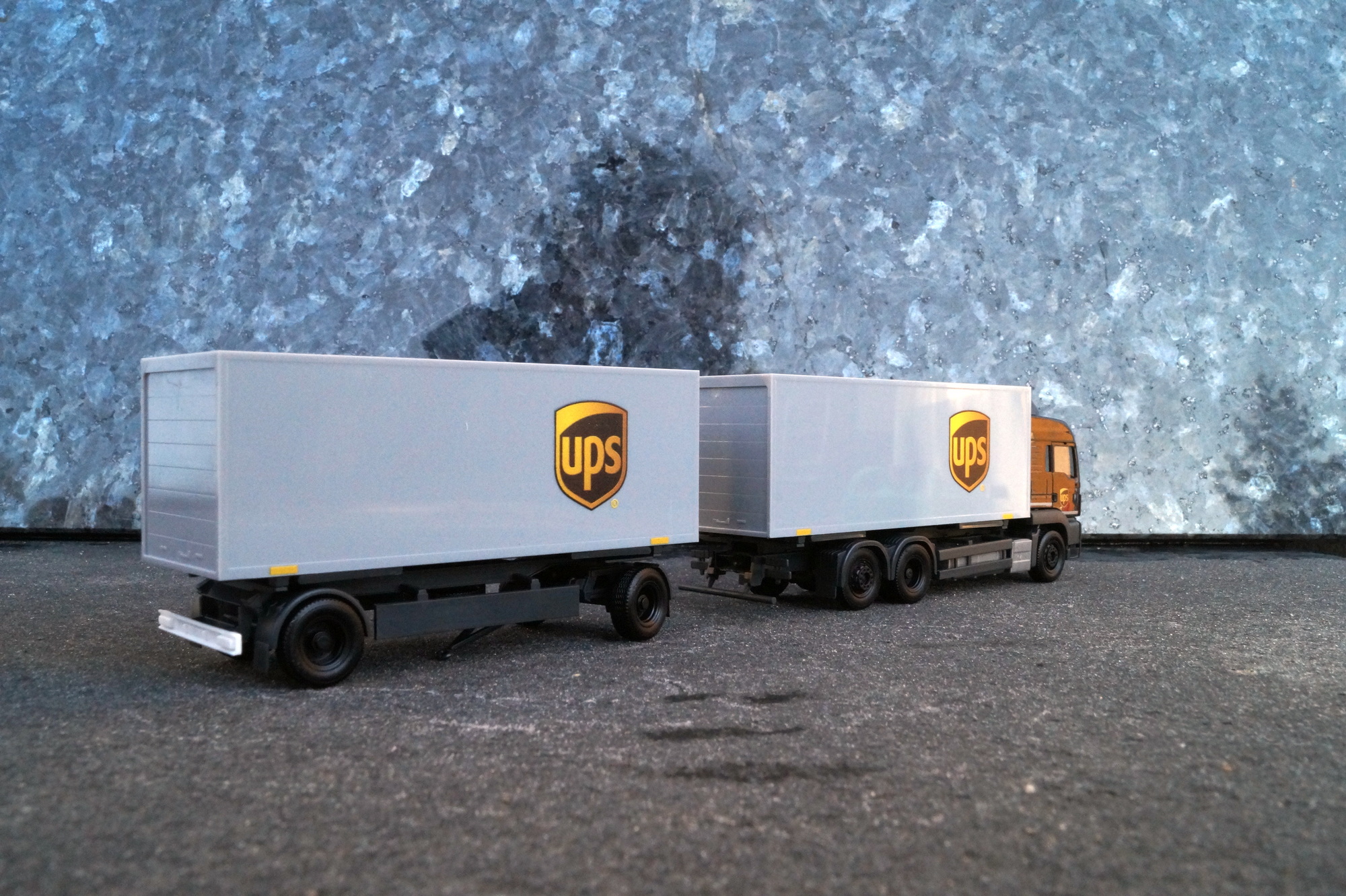 313667 - Herpa -MAN TGS LX Wechselkoffer-Hängerzug „UPS“