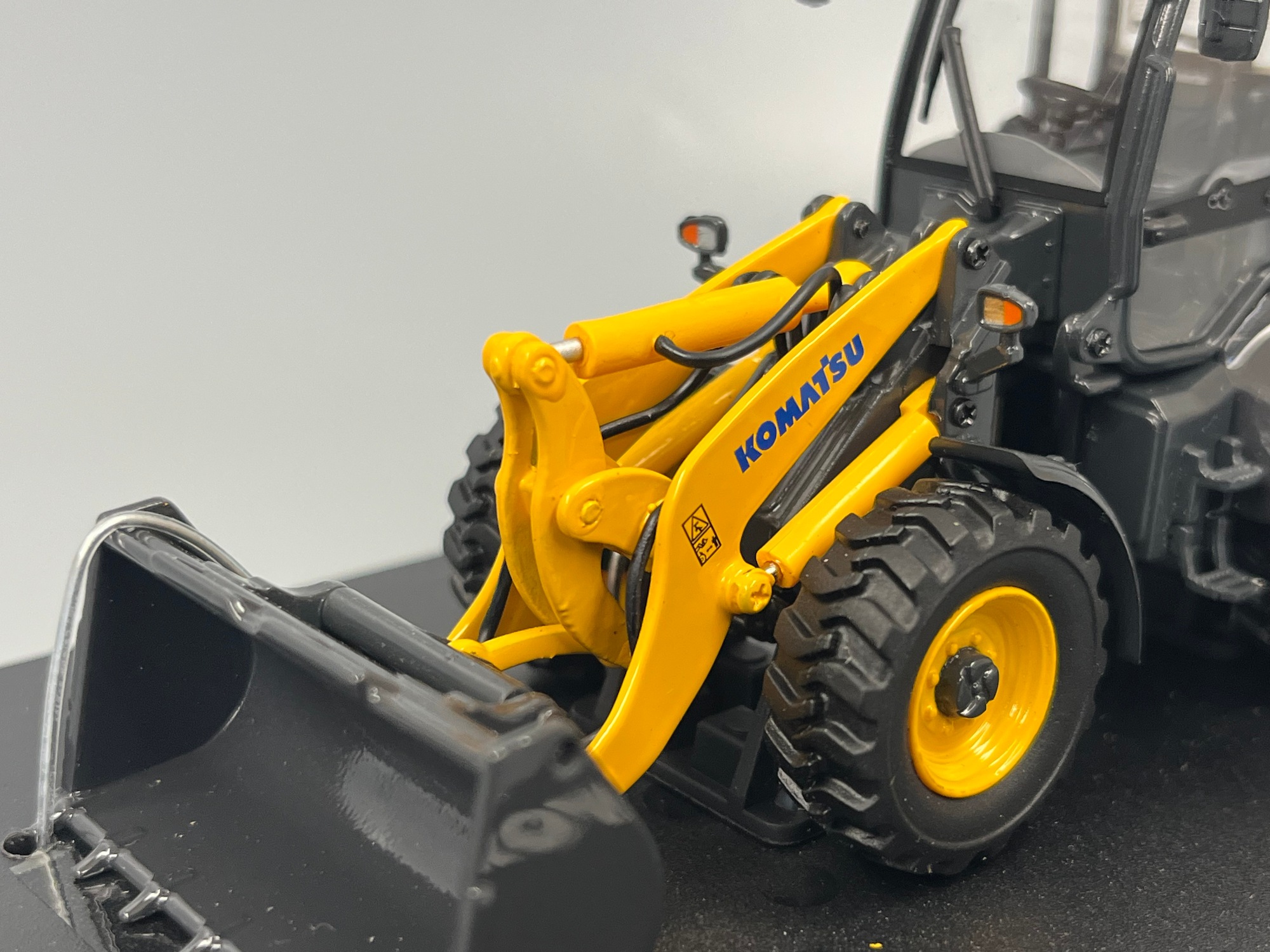 8145 - UH - Komatsu WA100M-8  Radlader