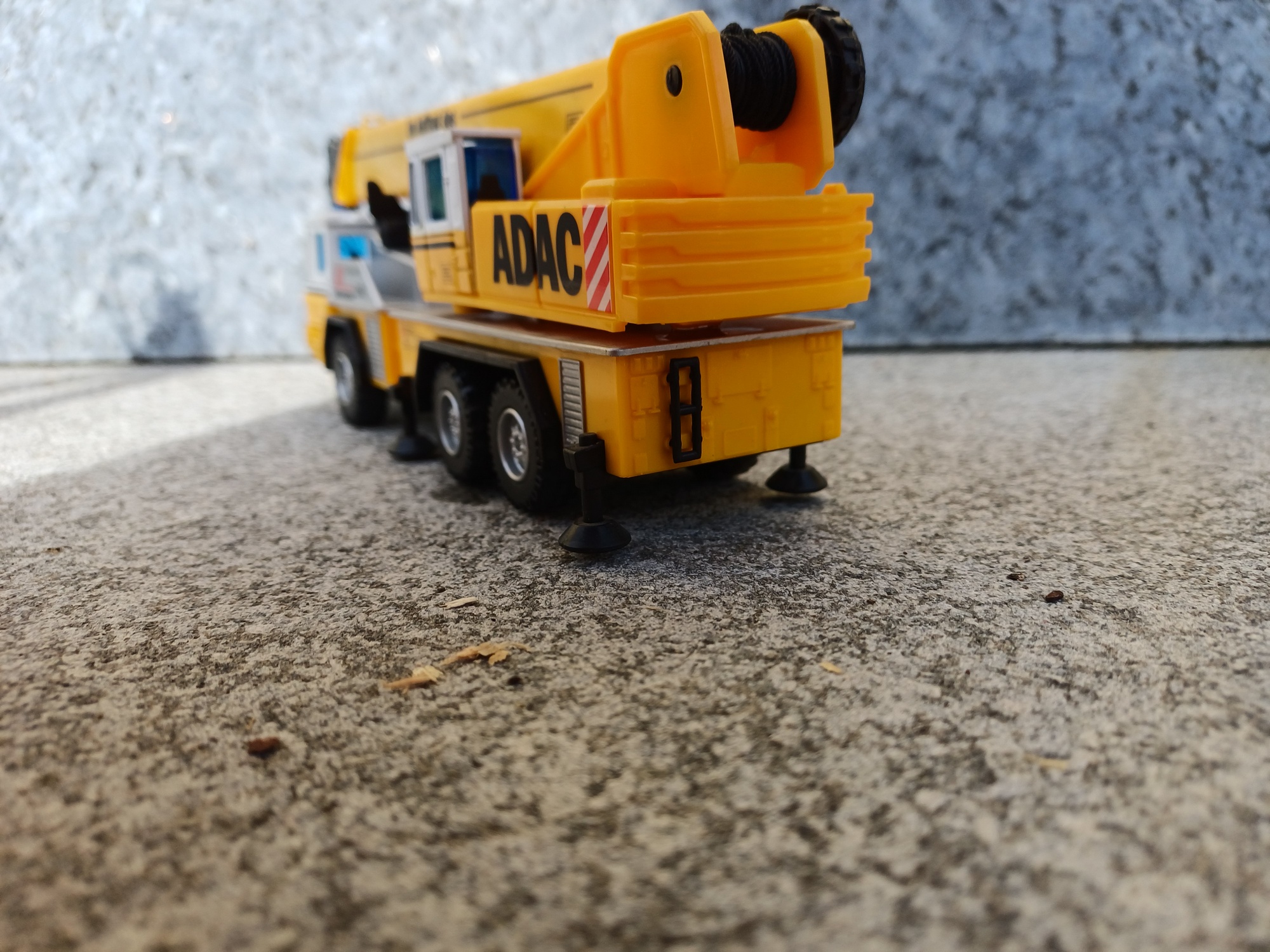 10125 -Rainer- ADAC 3achs Mobilkran  Kunststoffmodell