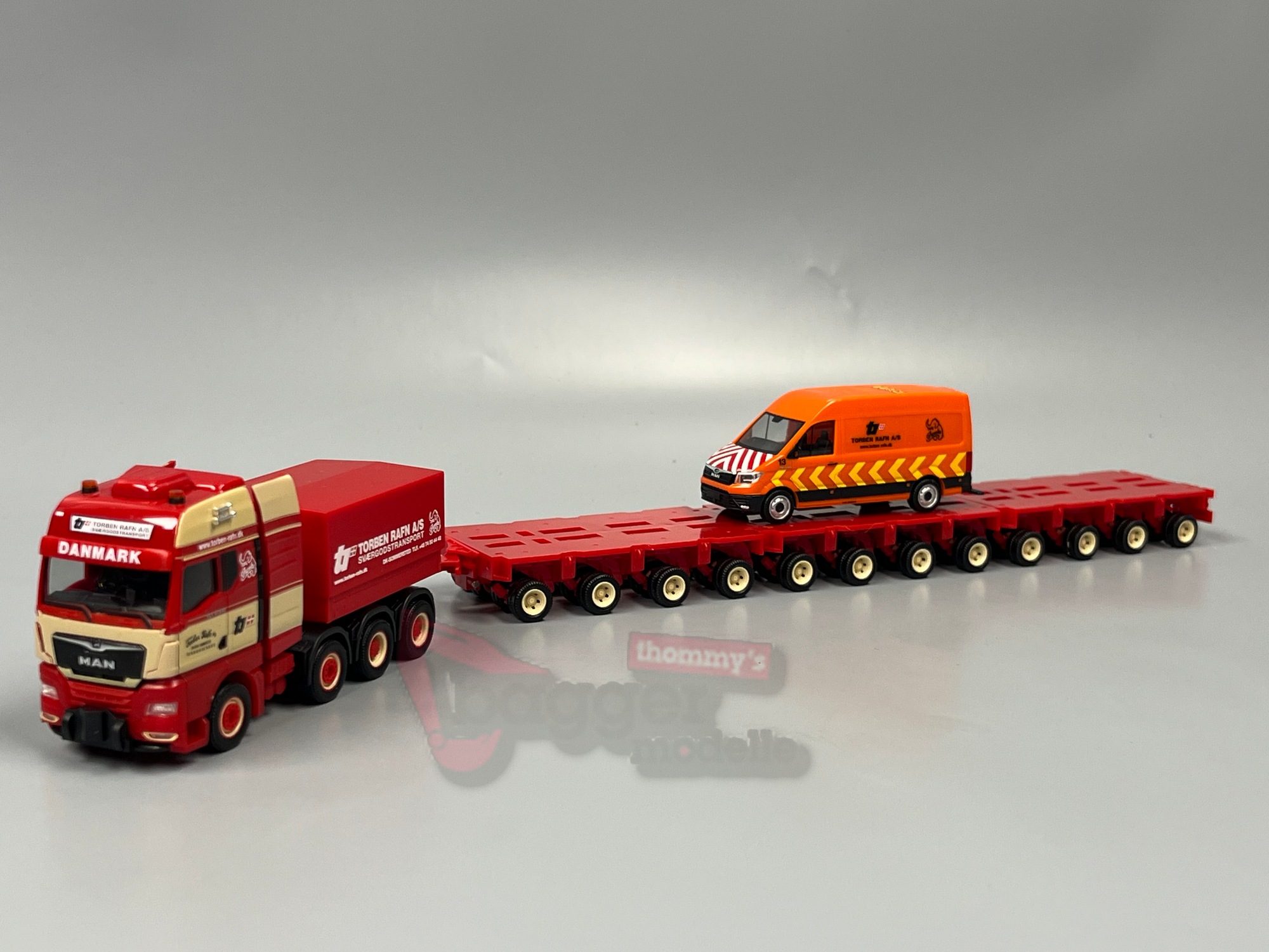 960991 -Herpa-  Schwerlast-Set – MAN TGX GX Schwerlast-Zugmaschine 4achs mit Tiefladeanhänger 12achs und MAN TGE Kasten Hochdach "Torben Rafn"