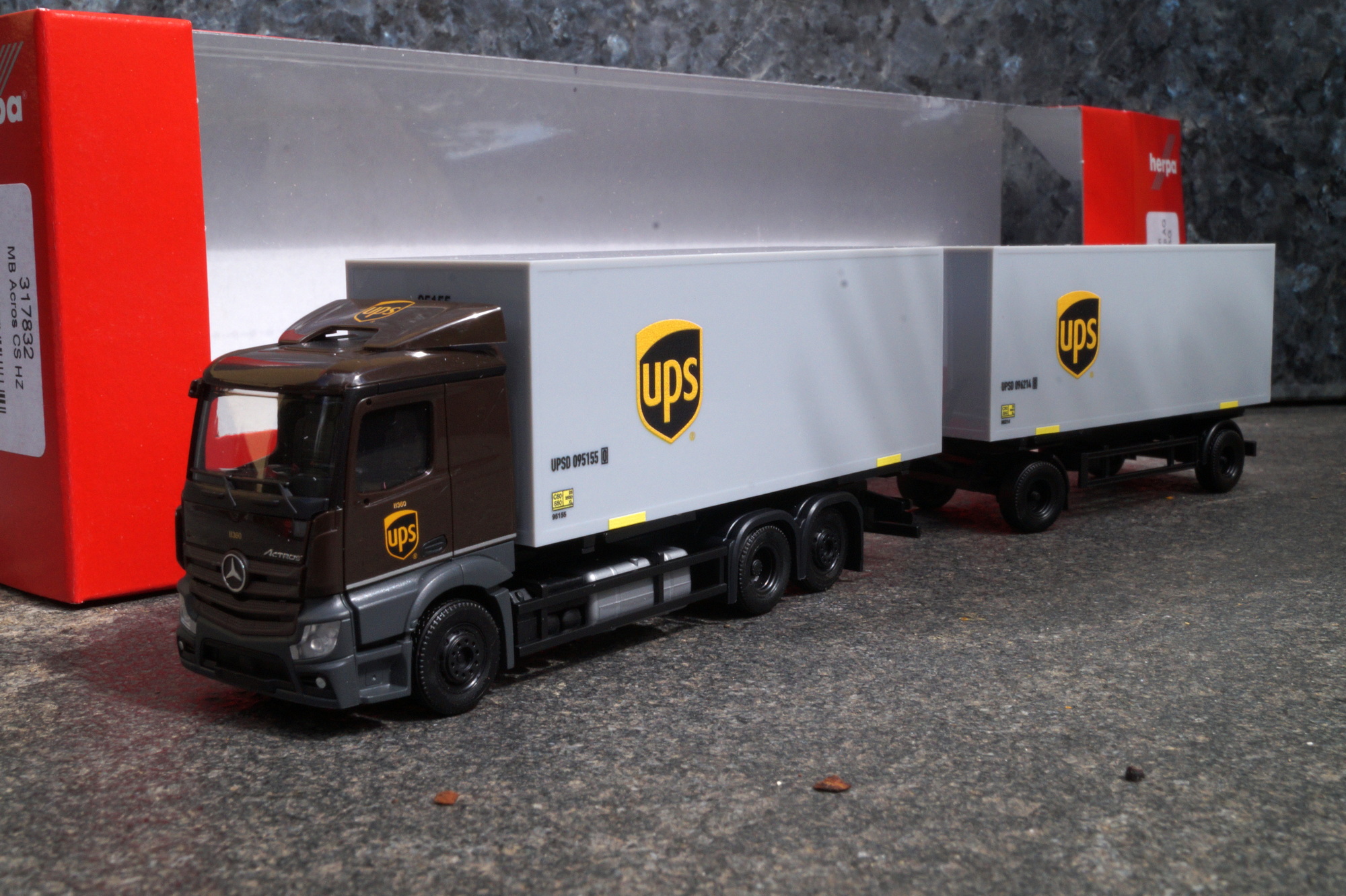 317832 - Herpa - Mercedes-Benz Actros Classicspace Wechselkoffer-Hängerzug "UPS"