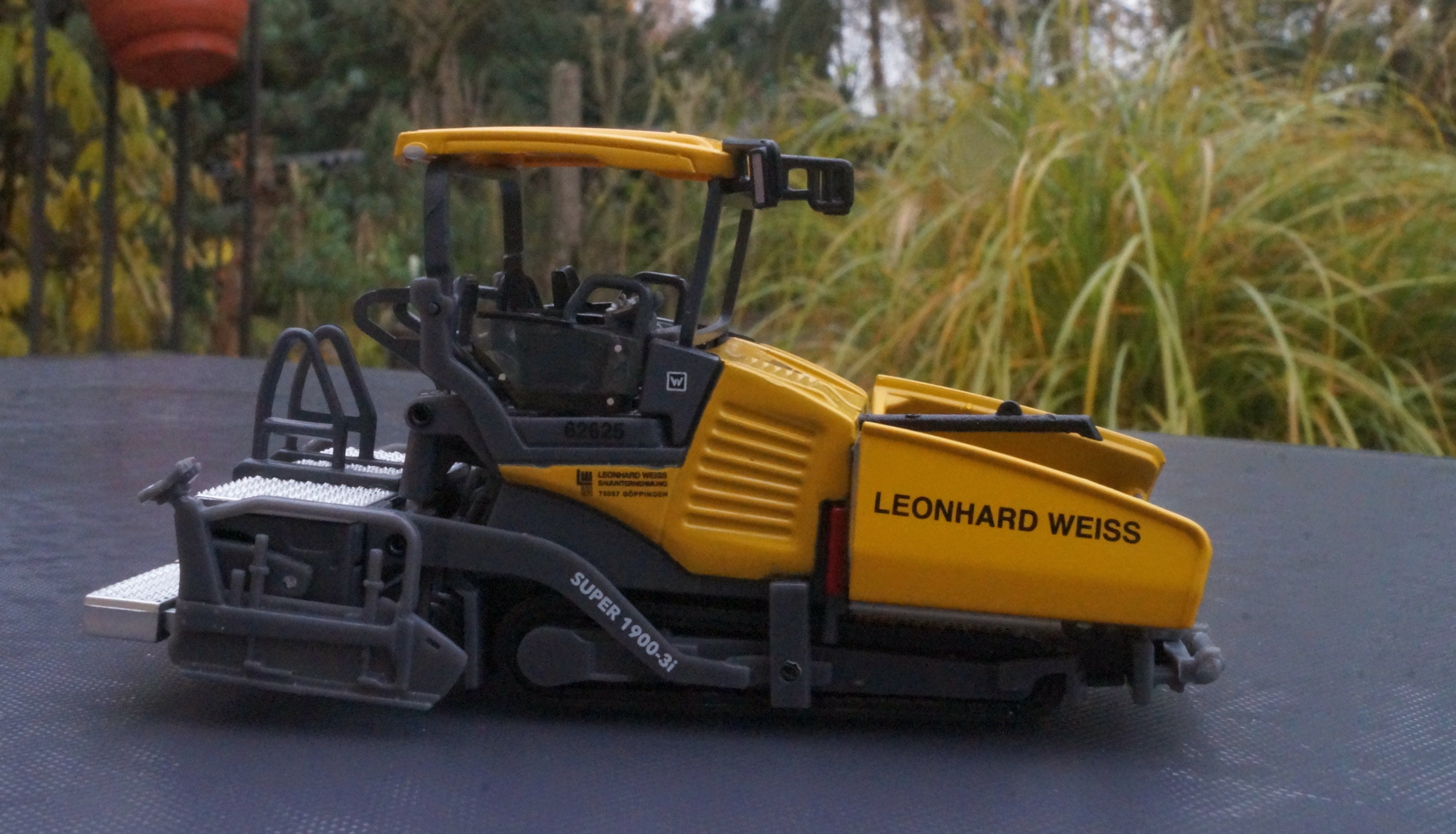 950046 - Herpa -Vögele 1900-3i Deckenfertiger "Leonhard Weiss"