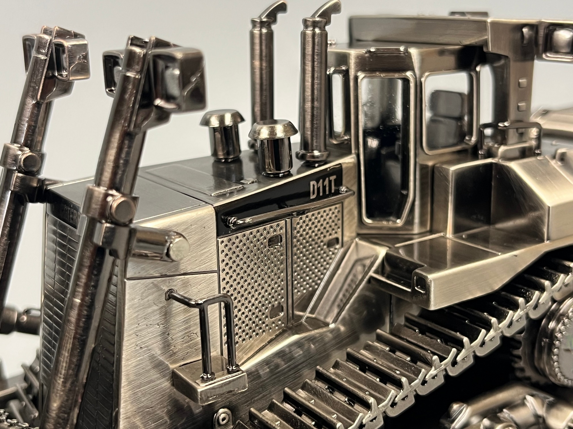 85754 -DCM - CAT D11/ Raupe Antique Silver Finish