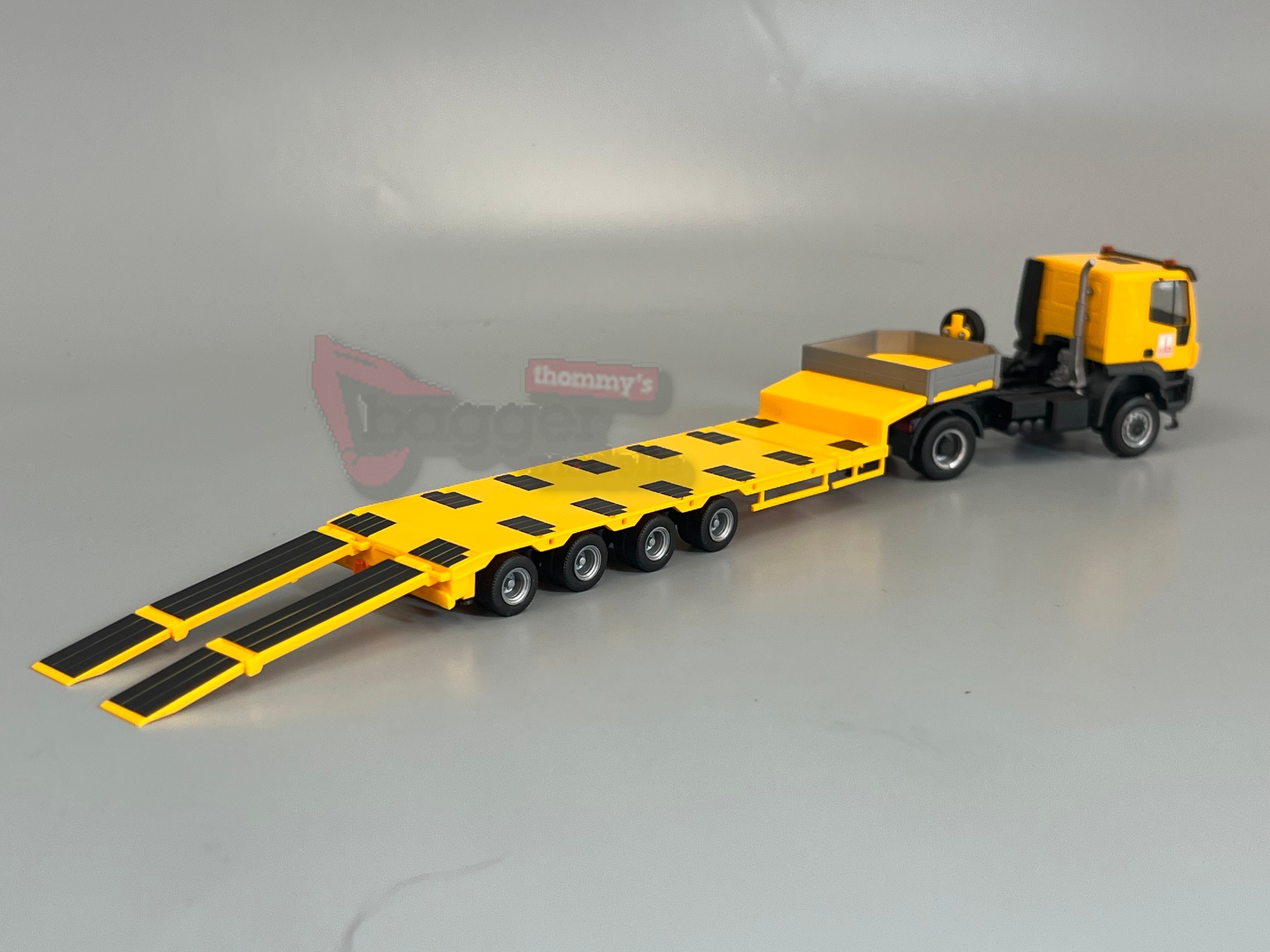 320948 - Herpa - Iveco Trakker Semitieflade-Sattelzug "Goller Bögl - IT