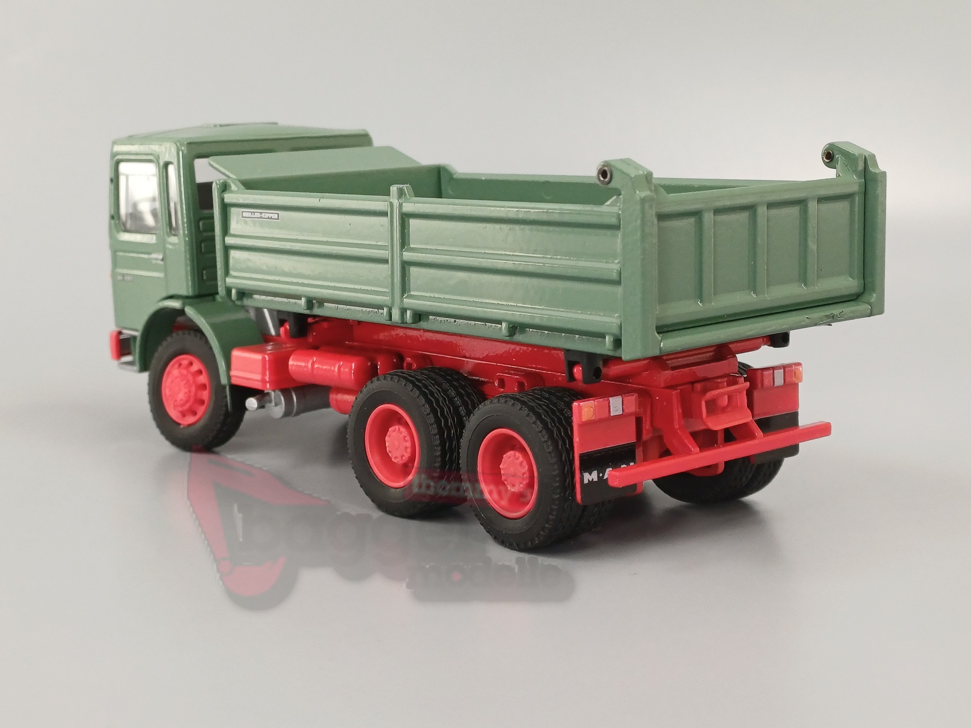 1061-1 - Conrad - MAN F8 Diesel 3 achs Dreiseitenkipper grün