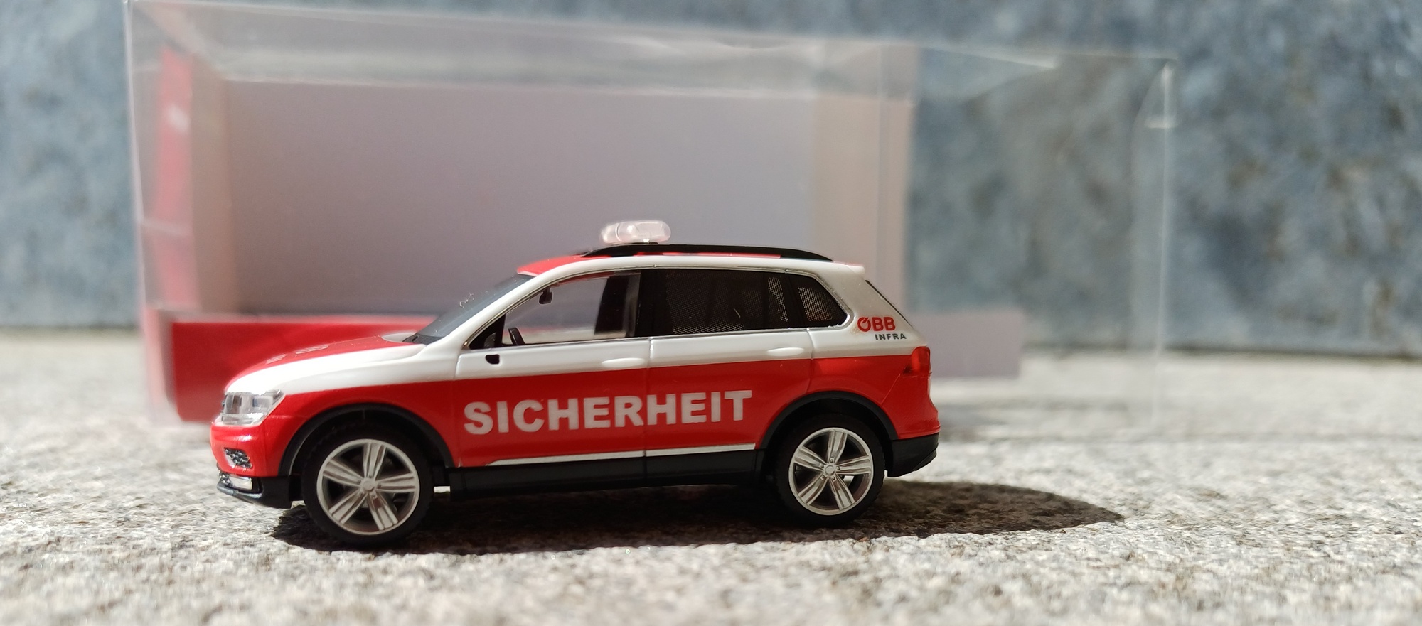 945660 -Herpa - VW Tiguan Auto "Sicherheit QBB Infra"