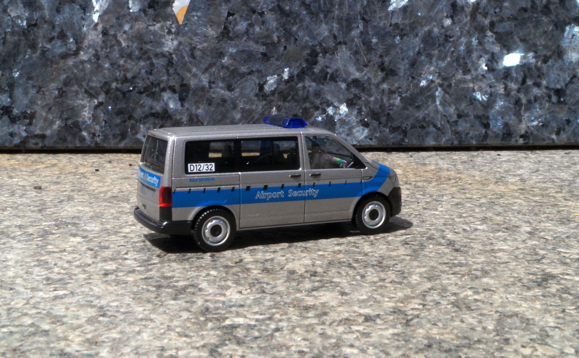 095235 - Herpa - Volkswagen (VW)  T6 Bus "Fraport / Airport Security"
