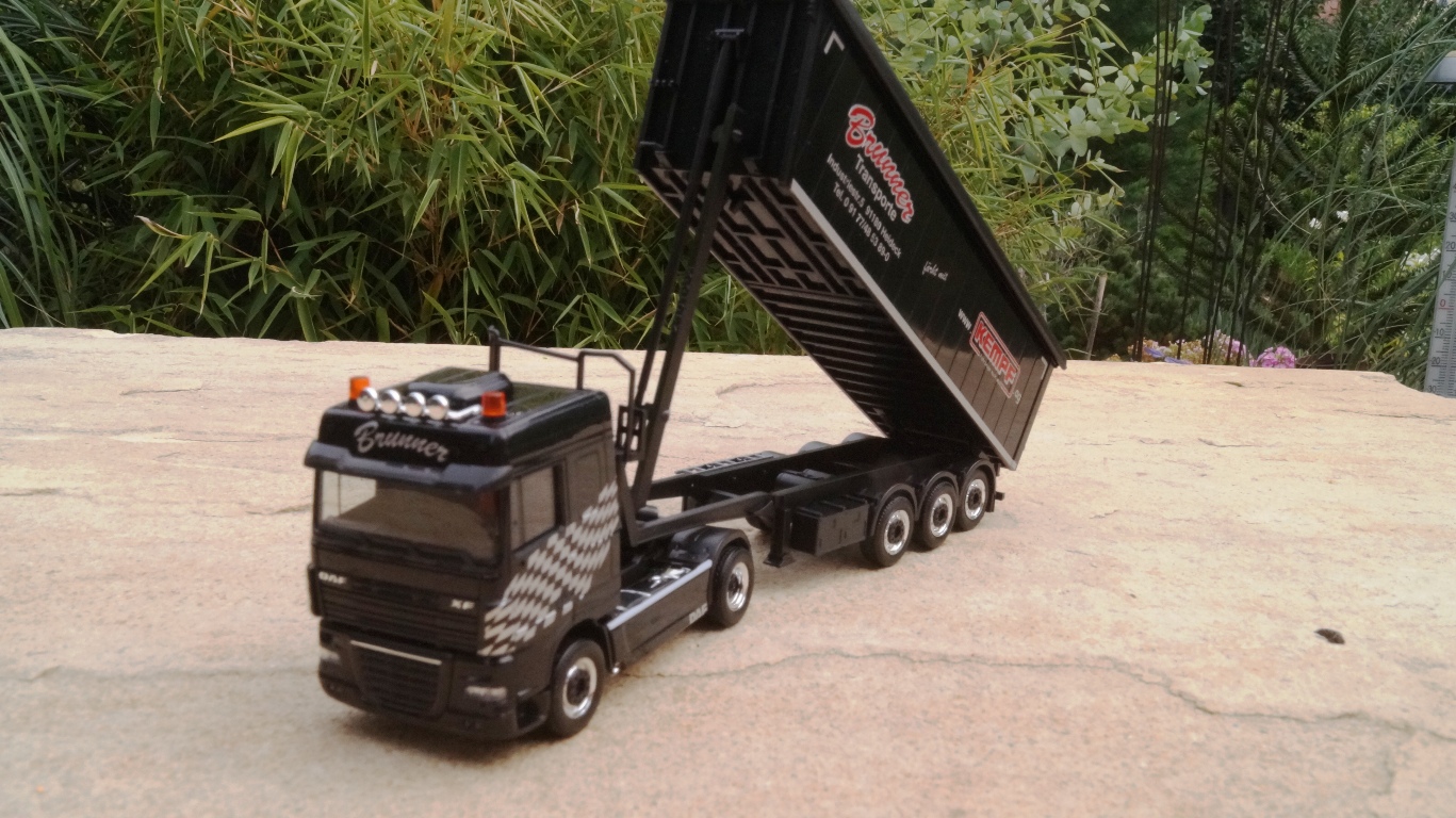 304825 - Herpa - DAF 105 XF SC Stöffelliner-Sattelzug "Brunner"