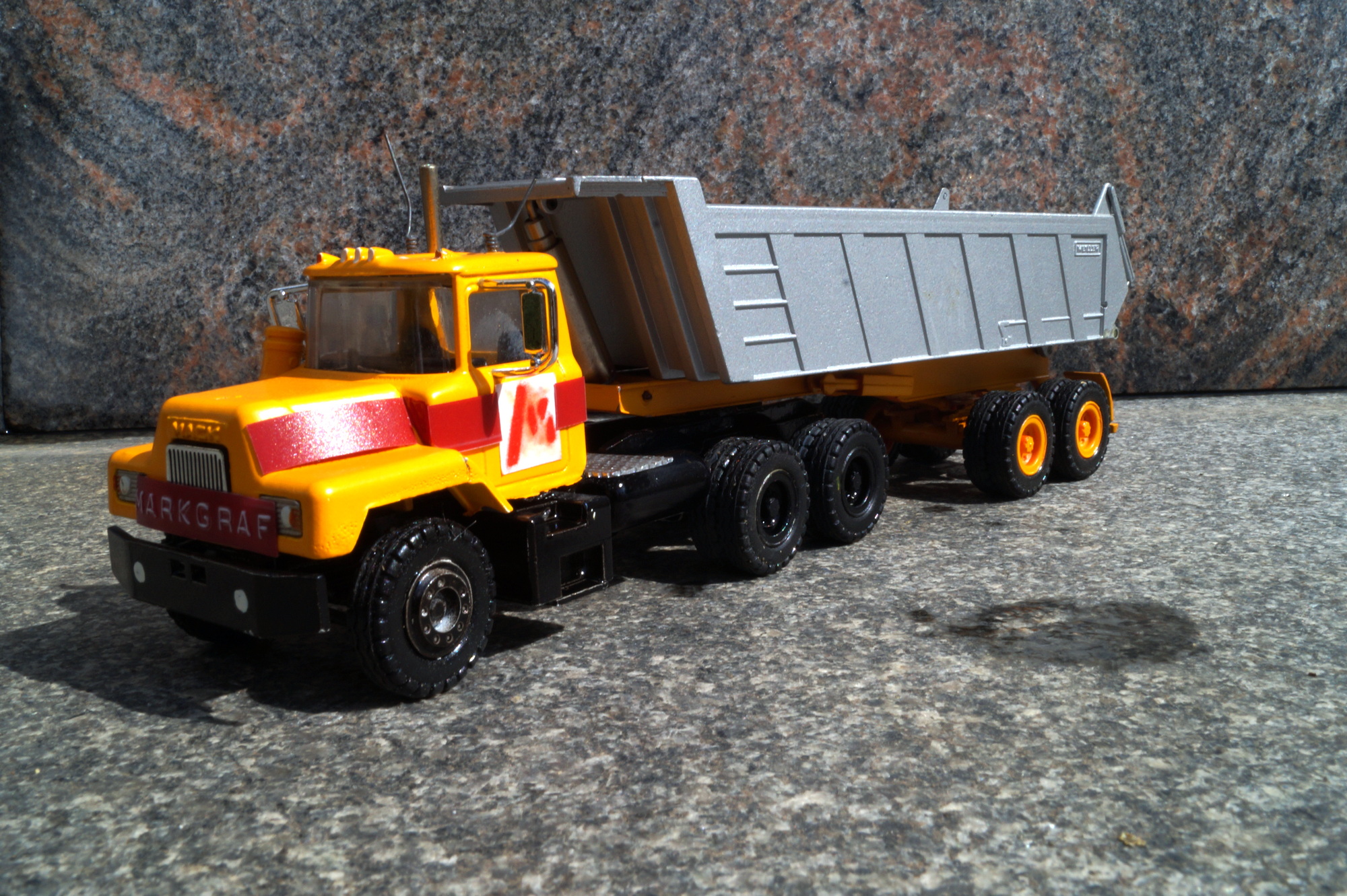 MACK 3achs mit Meiler Kipper 2achs "Markgraf Aufkleber