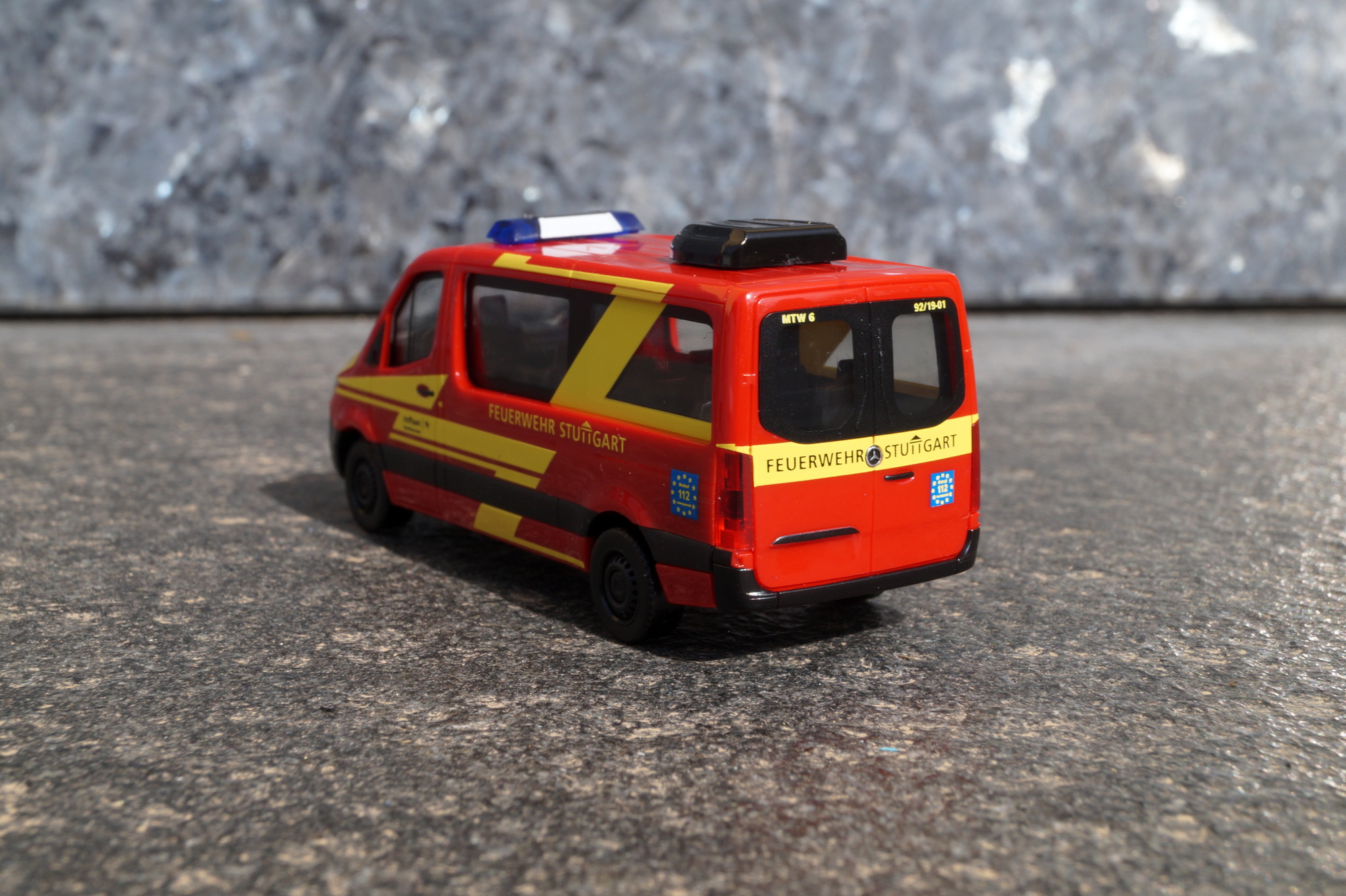 945141 - Herpa -Mercedes Benz Sprinter 18Flachdach Bus "MTW Feuerwehr Stuttgart"