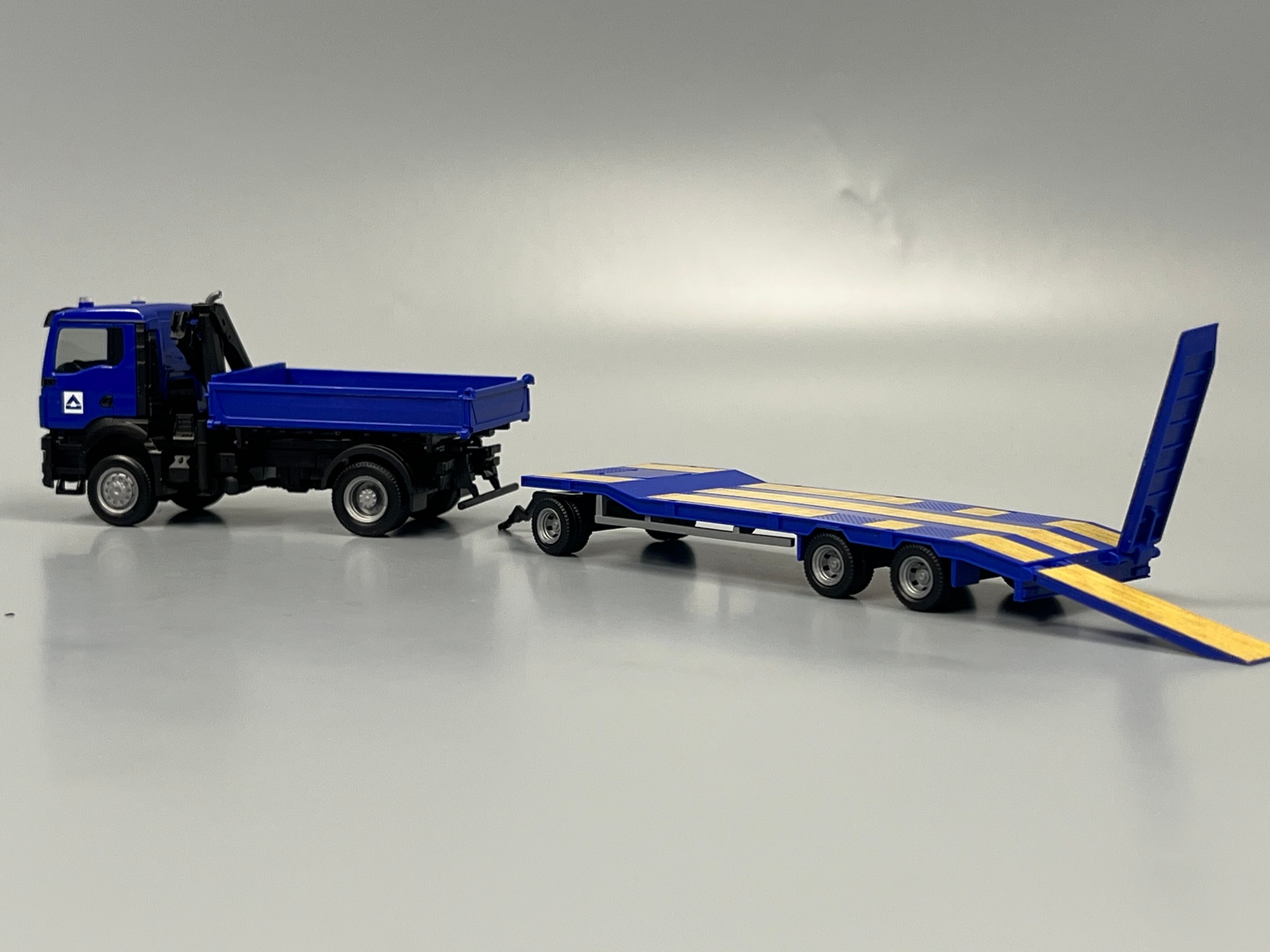 960045 - Herpa -MAN TGS NN Dreiseitenkipper (mit Ladekran) und TU3-Anhänger  "Hoch-Tief"