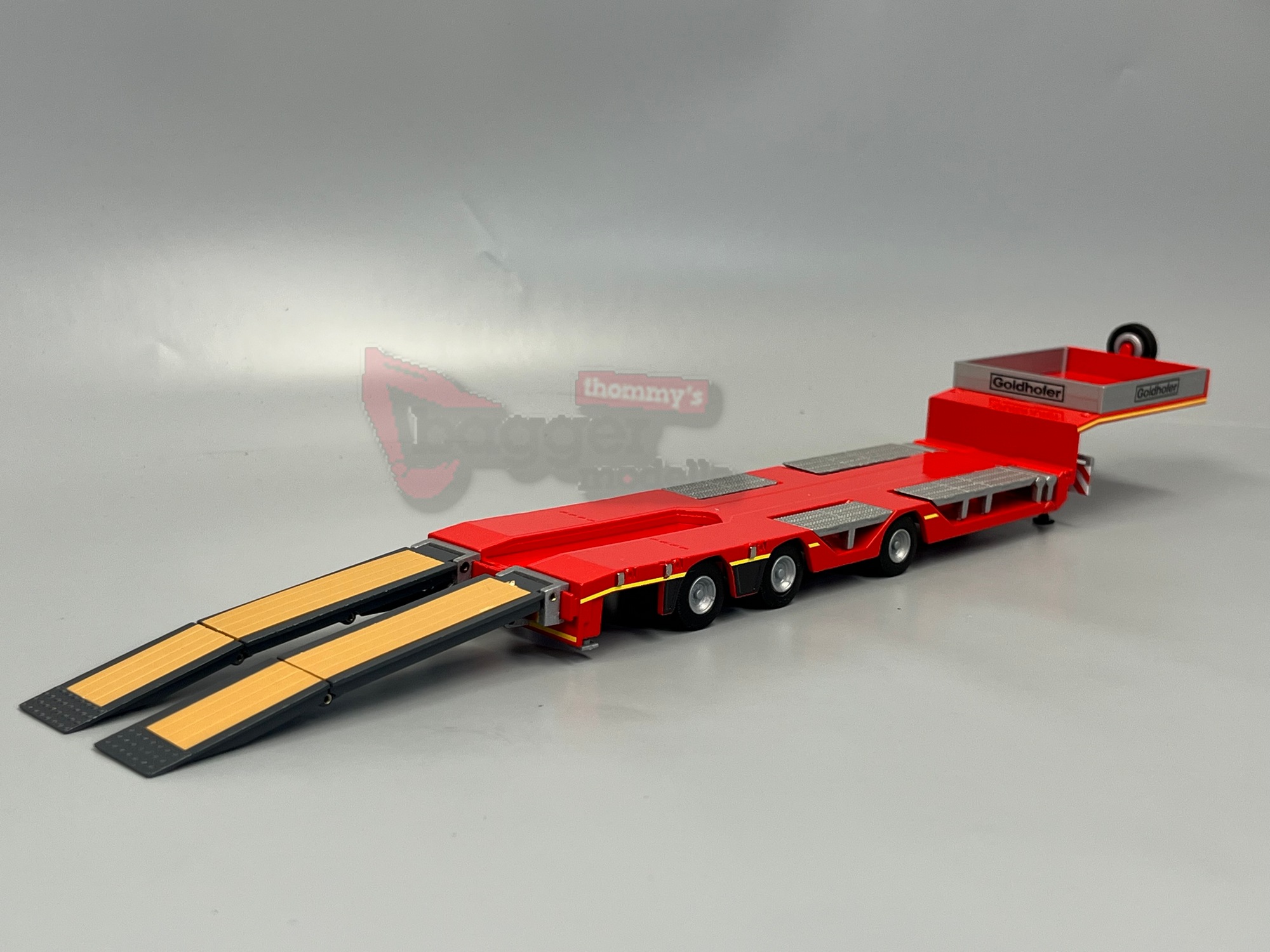 98040/01 - Conrad - 3achs Goldhofer Stepstar Semi Auflieger mit Radmulden in rot