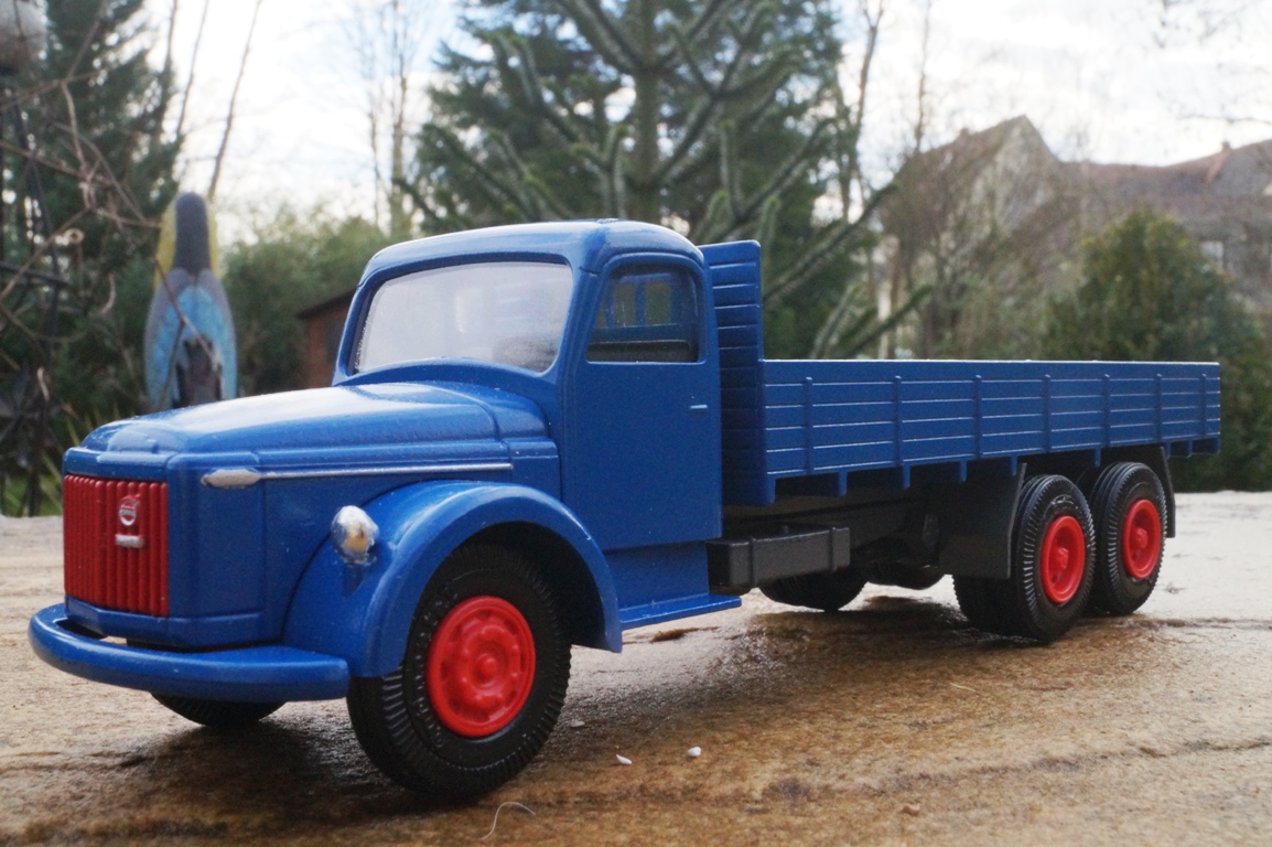 Volvo Titan mit 3achs Pritschenauflieger  blau