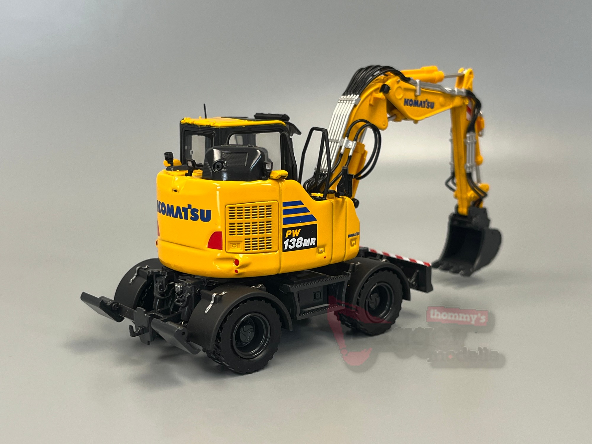 8190 -Universal Hobbies -Komatsu PW 138-MR11-2026 Mobilbagger