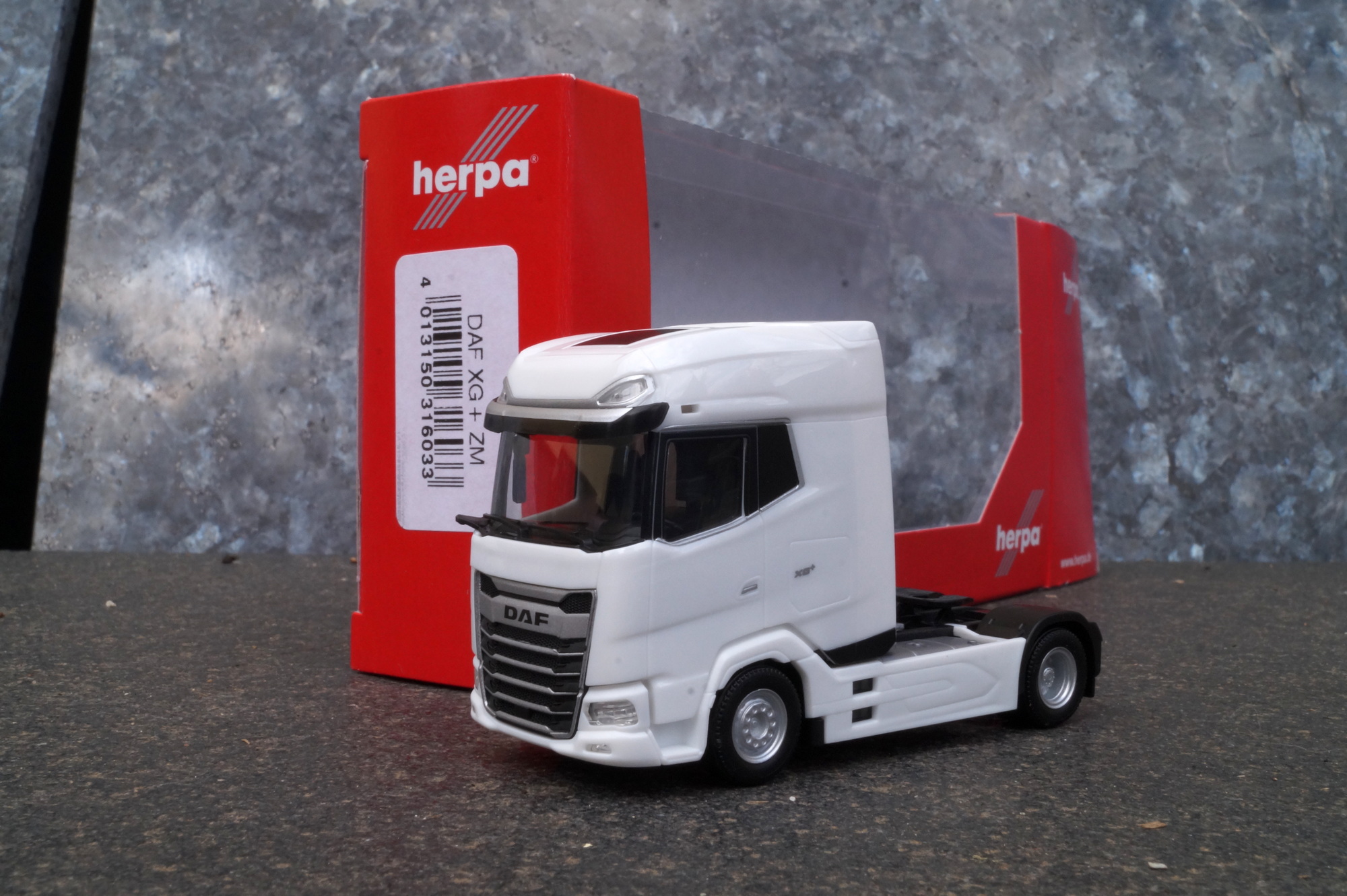 316033 _ Herpa - DAF XG+ 2achs  Zugmaschine, weiß