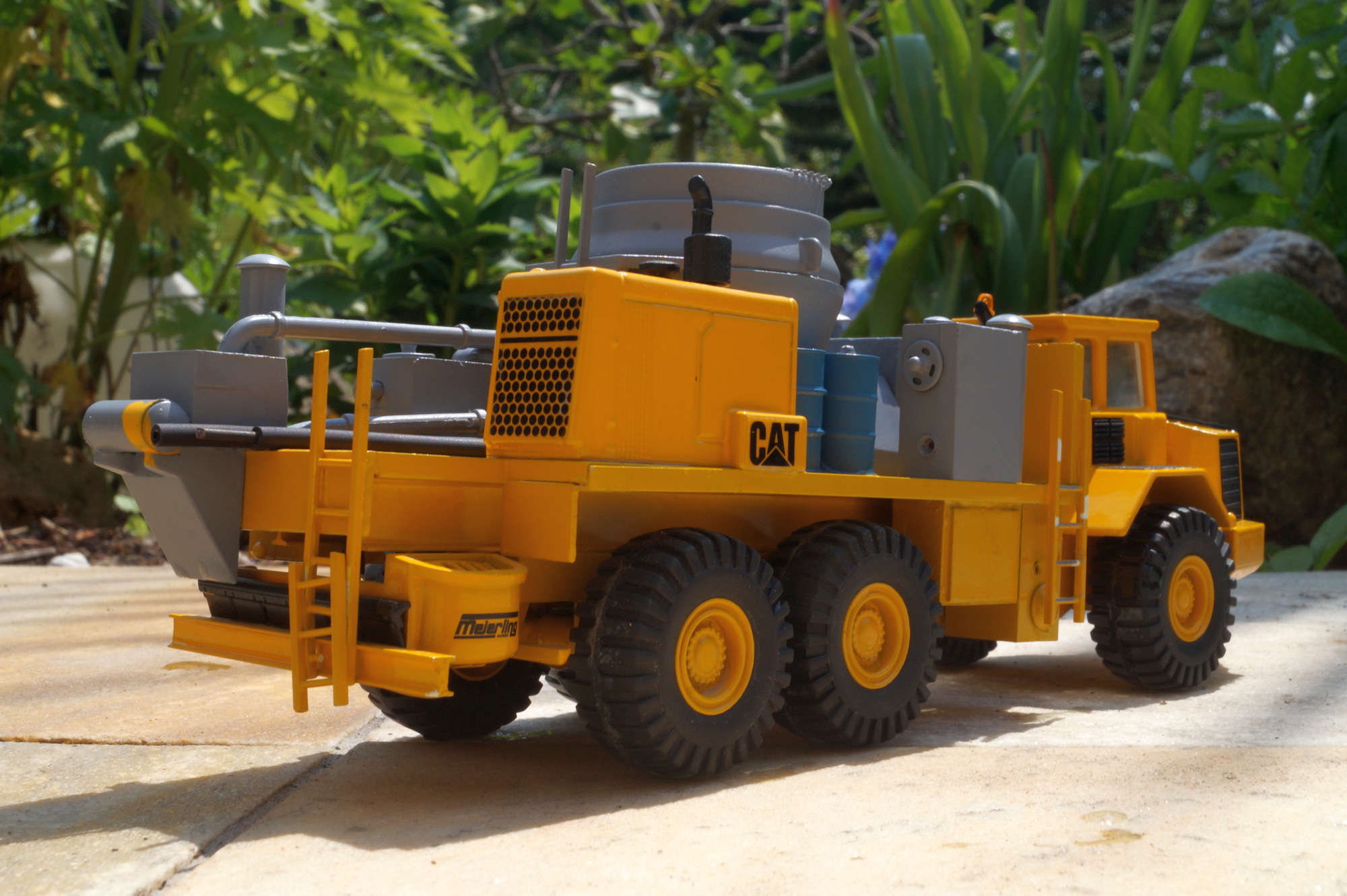 Volvo  Dumper mit Streuaufbau