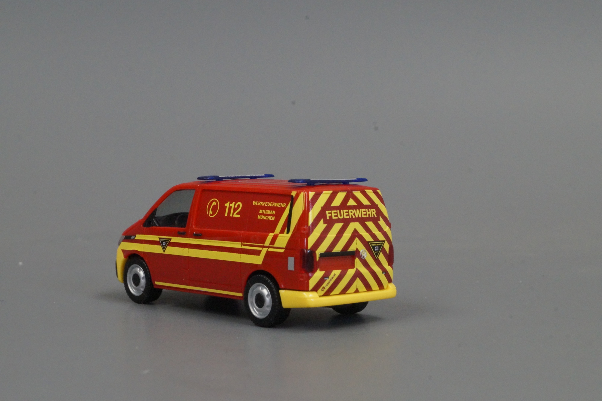 097932 -Herpa  -Volkswagen  (VW) T6 .1 Halbbus "Feuerwehr MTU/MAN München" (Bayern