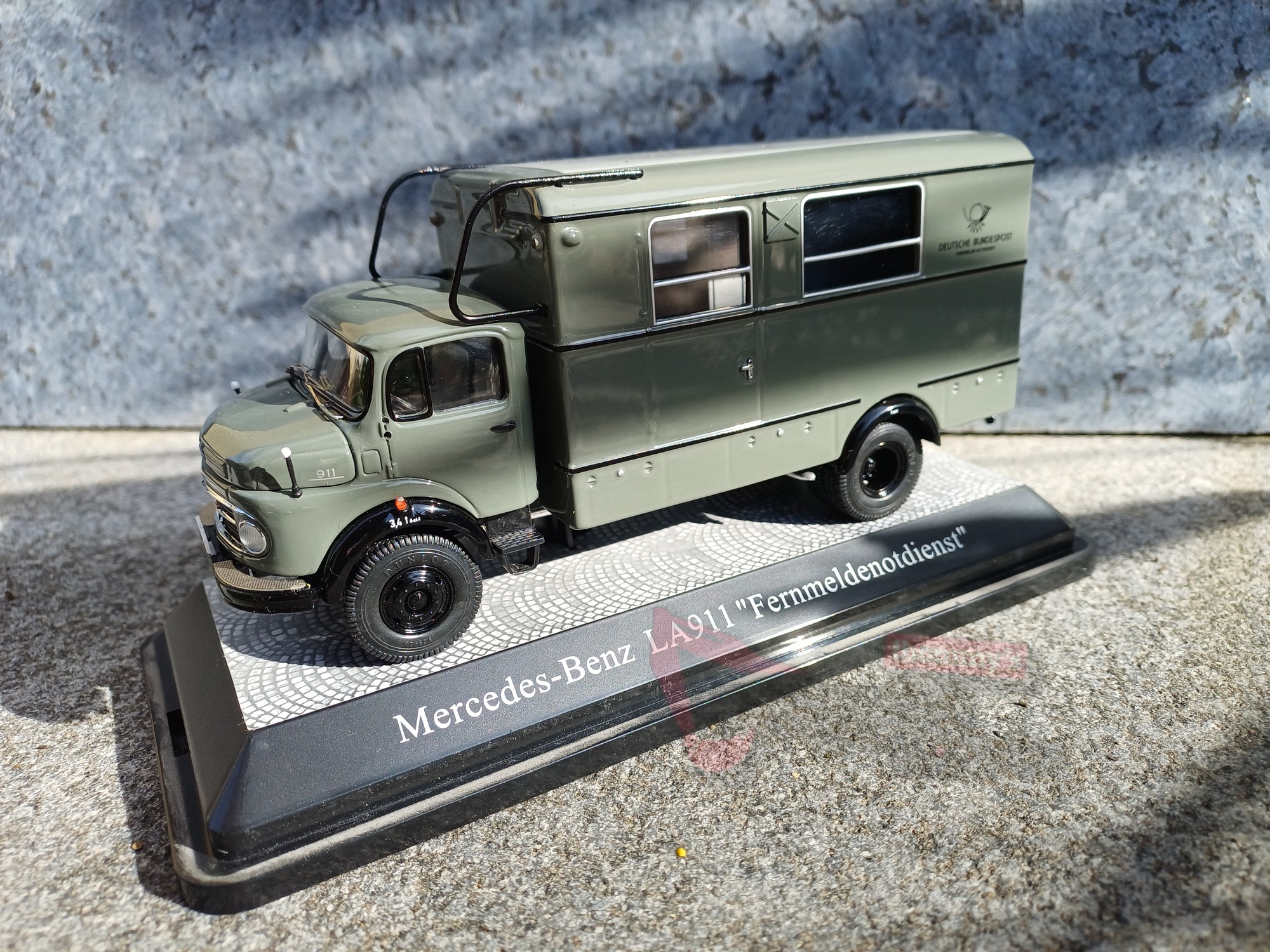 10164 -Sonstige - Mercedes Benz LA 911 Koffer LKW "Deutsche Post Fernmeldenotdienst"