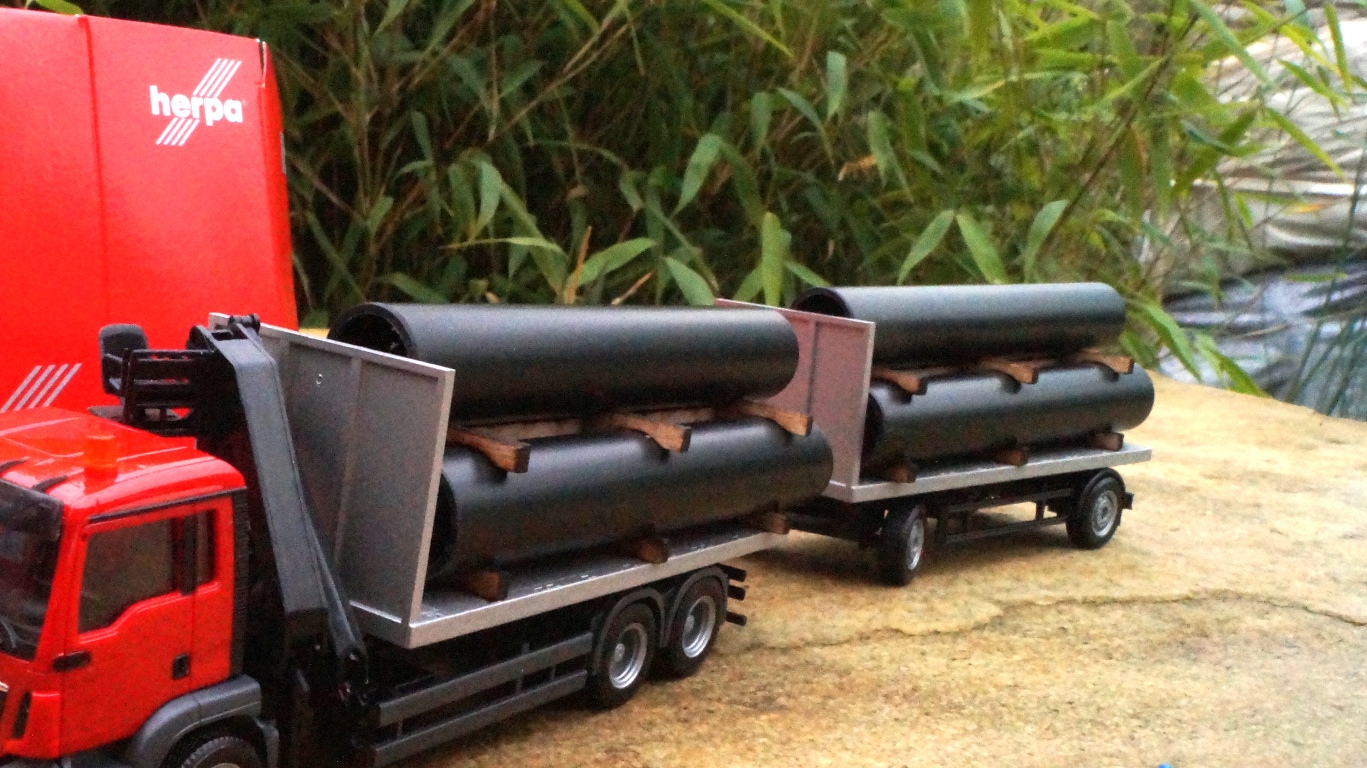 305549 - Herpa - MAN TGS M Flachbett-Hängerzug mit Kran & Ladegut -Röhren