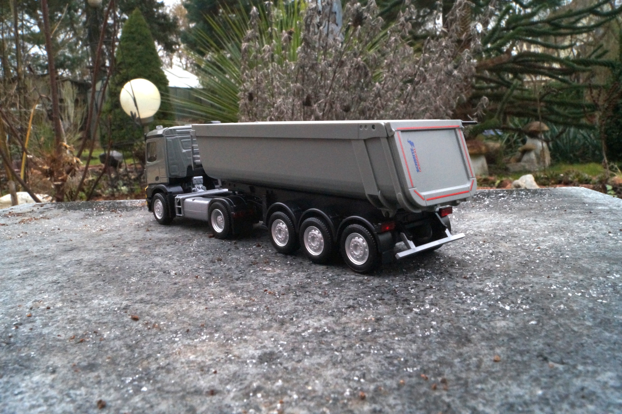 315654 - Herpa - Mercedes-Benz Arocs M Schmitz Cargobull Kipp-Sattelzug mit Stahlmulde, grau / gelb