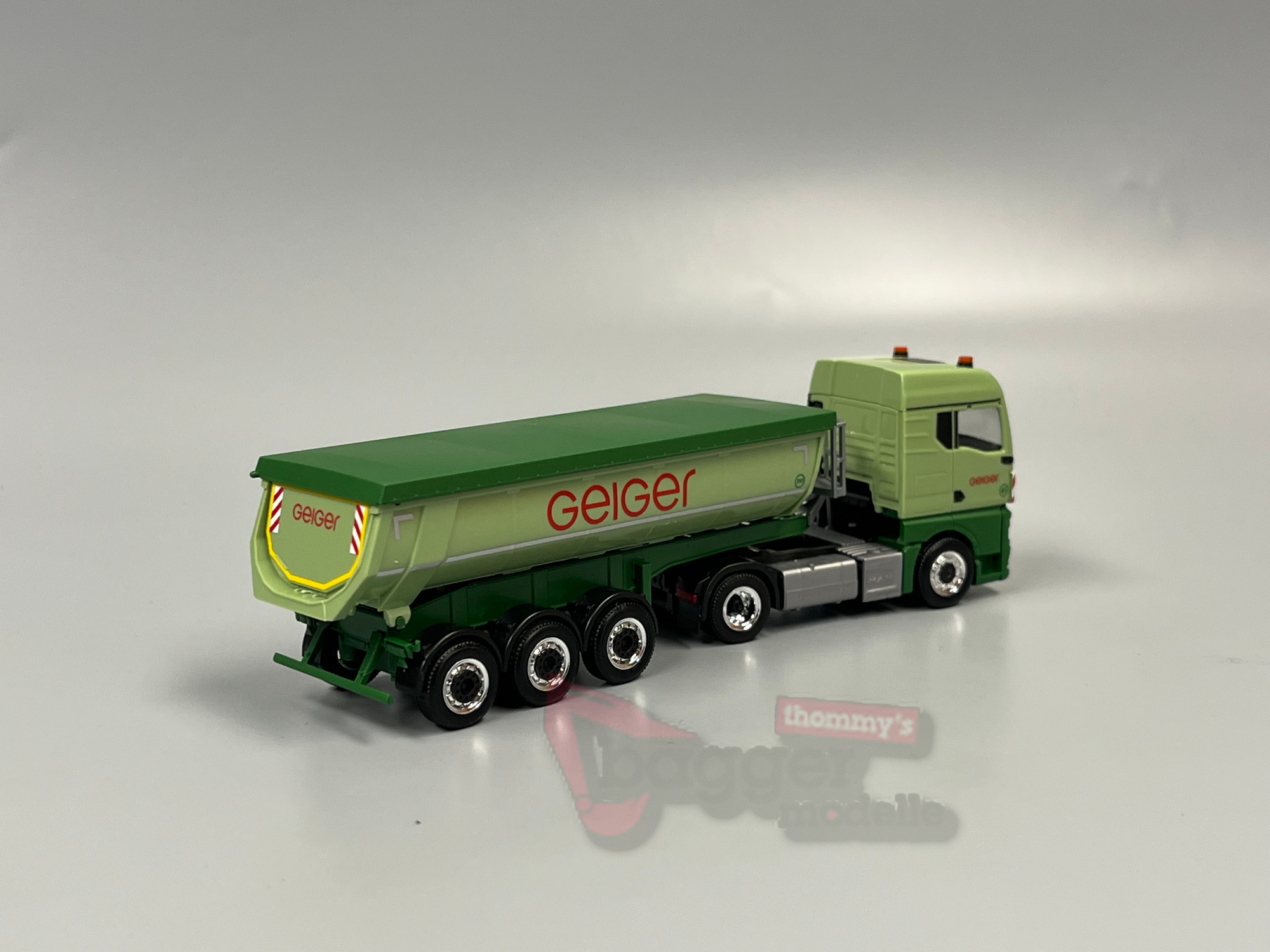 949446 - Herpa - MAN TGX GM Thermo Mulden Sattelzug  "Geiger"