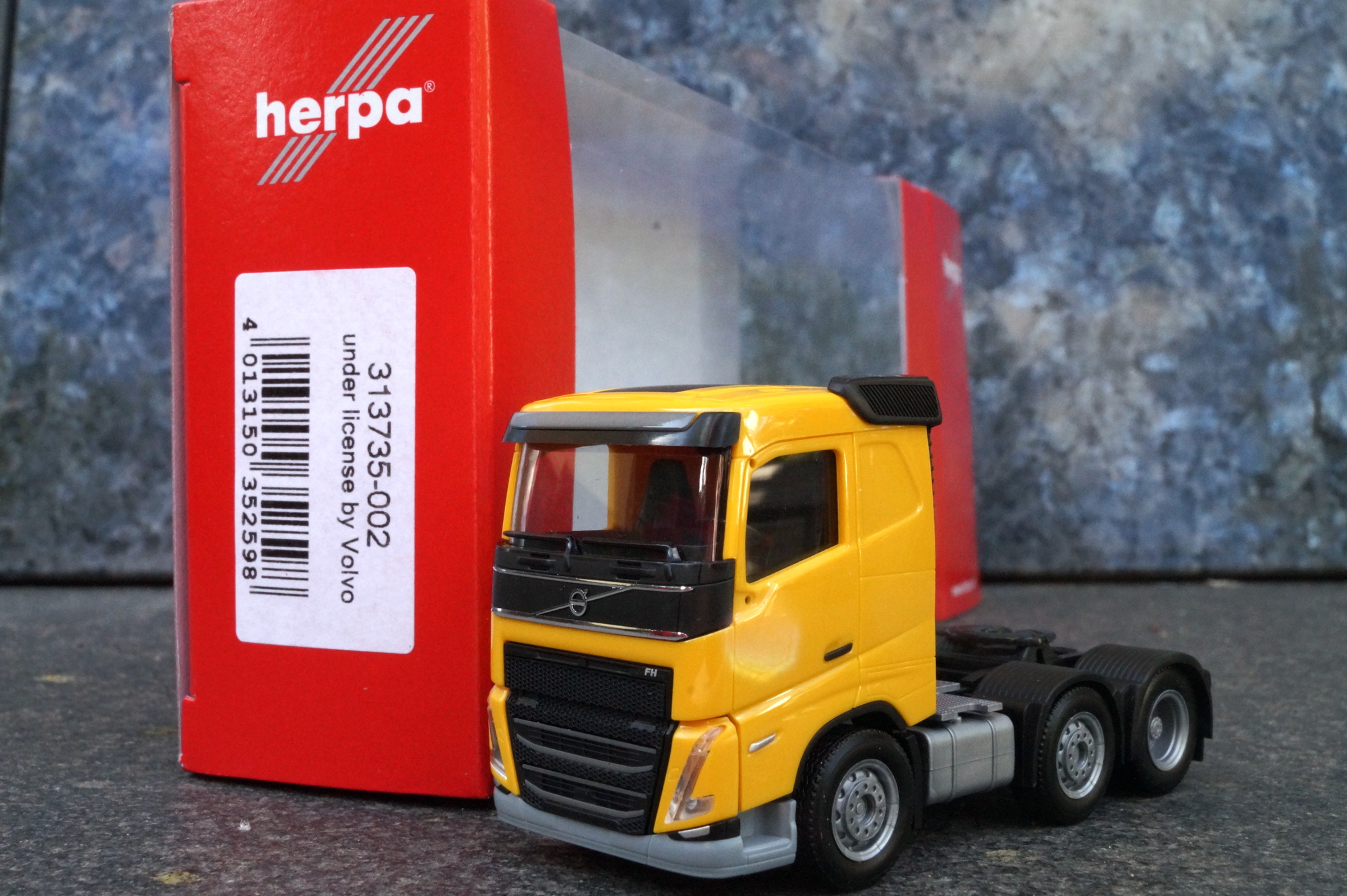 313735-2 - Herpa -Volvo FH 2020 6x2 Zugmaschine, maisgelb