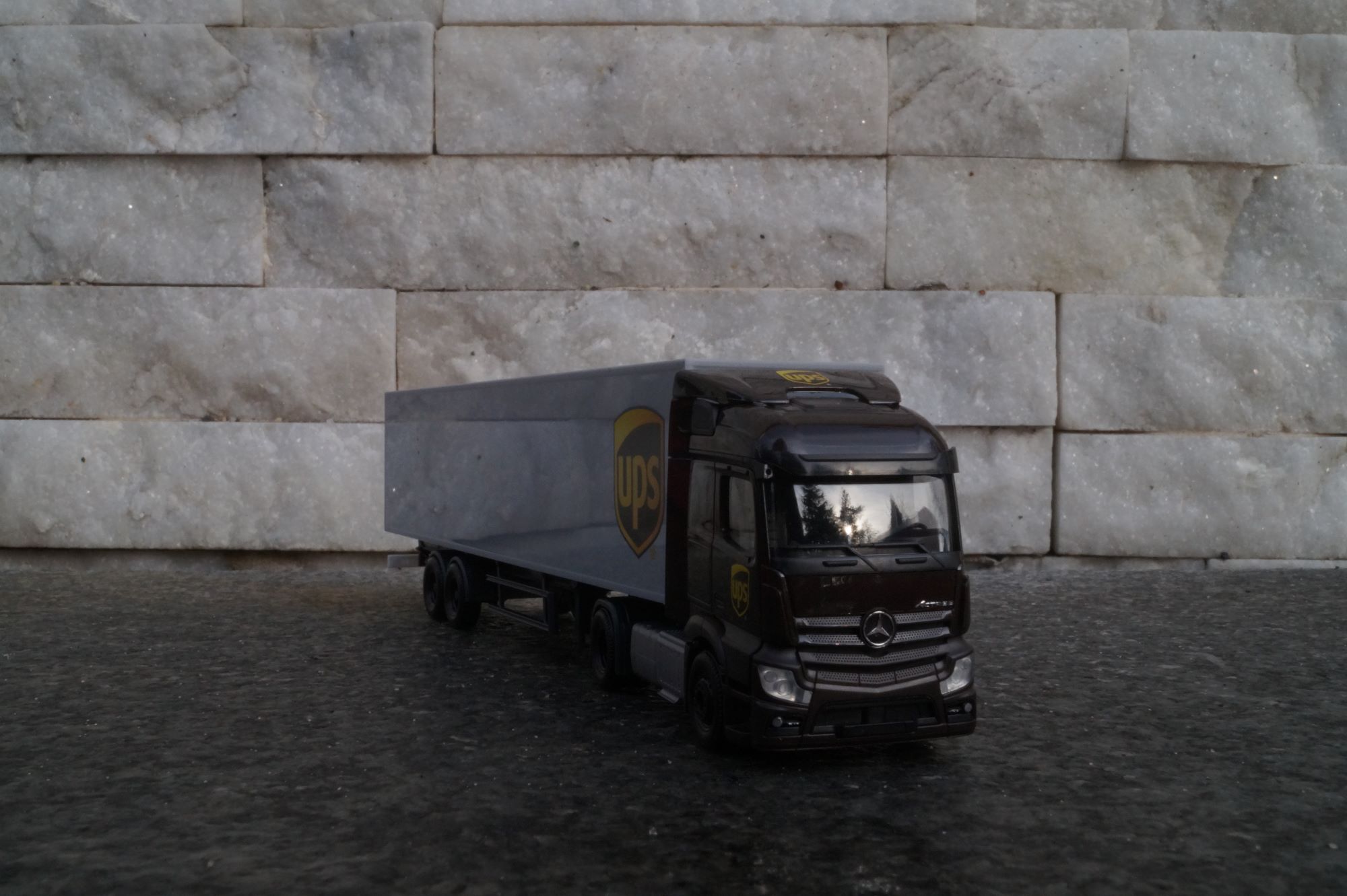 Herpa - Mercedes-Benz Actros Streamspace 2.3 Koffer-Sattelzug "UPS"