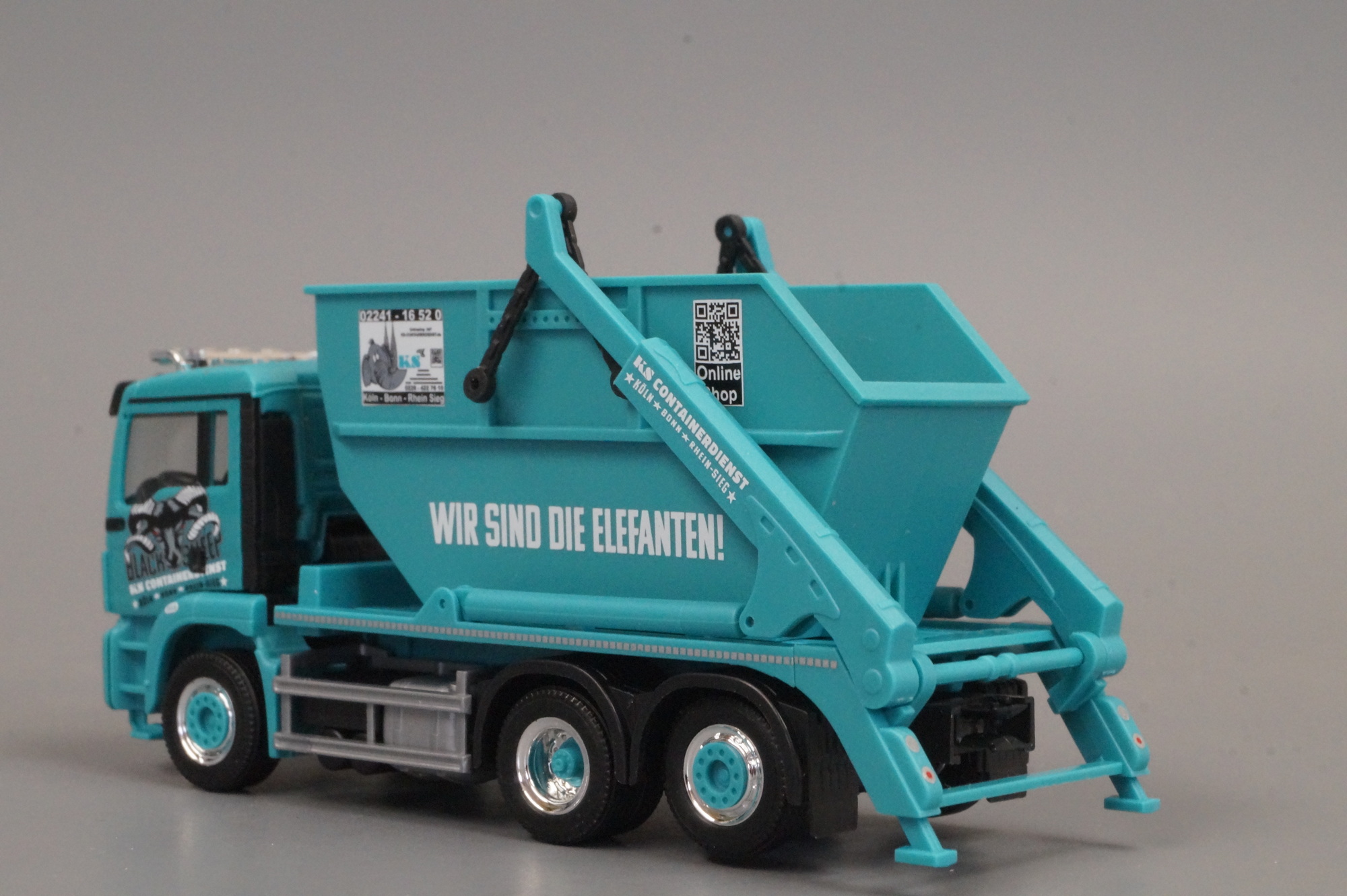 317641 - Herpa - MAN TGS M Euro6c Absetzkipper AK 16 "KS Containerdienst/Black Sheep"