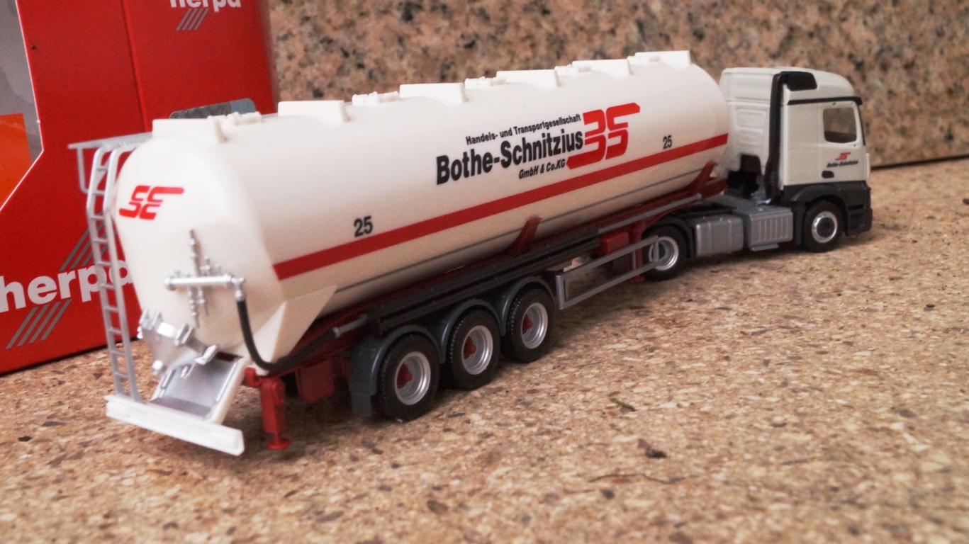 306331 - Herpa  - Mercedes-Benz Actros Streamspace 2.3 ADR-Silo-Sattelzug "Bothe-Schnitzius"