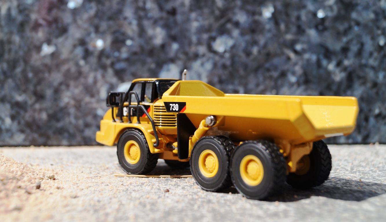 85130 -DCM -CAT 730 Knickgelenkter Dumper