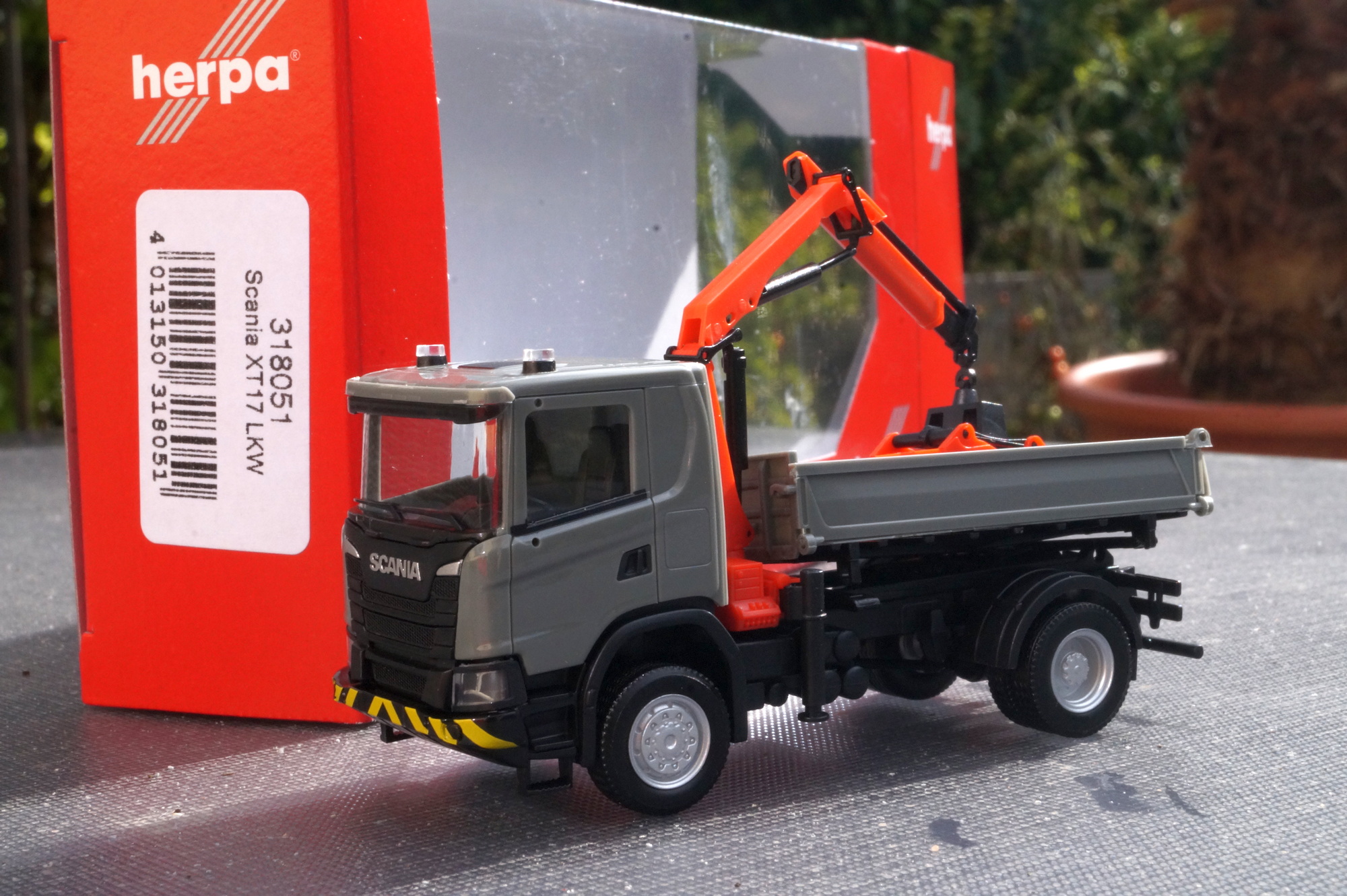 318051 - Herpa - Scania XT17 3-Seitenkipper mit Ladekran, grau/gelb