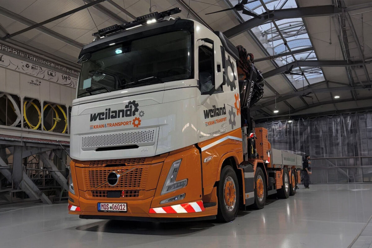 01-5380 - WSI - Volvo FH Aero 8x2 Flachbett mit Fassi Ladekran - Weiland - DE