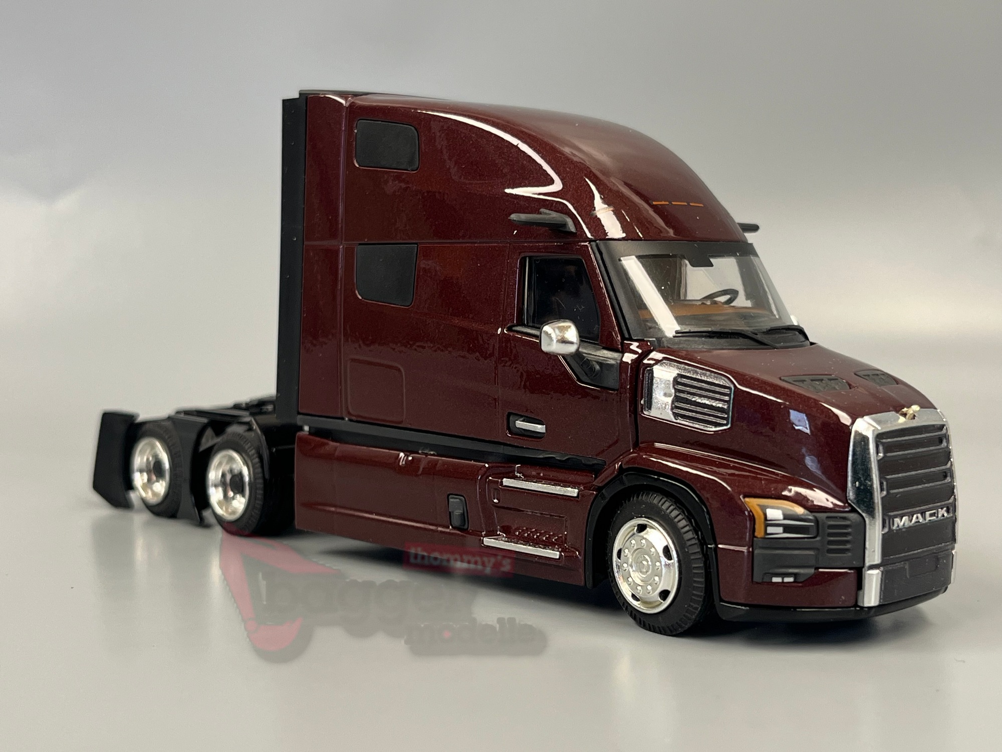 85005 - Conrad - Mack Pioneer High Roof Sleeper  3achs Zugmaschine "Bloodmoon Red"