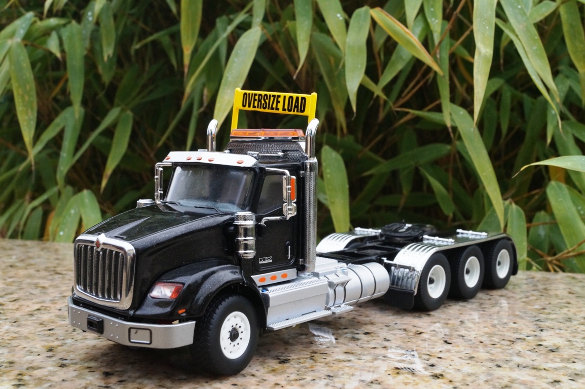 71009 - DCM -International HX 620 4achs Zugmaschine schwarz