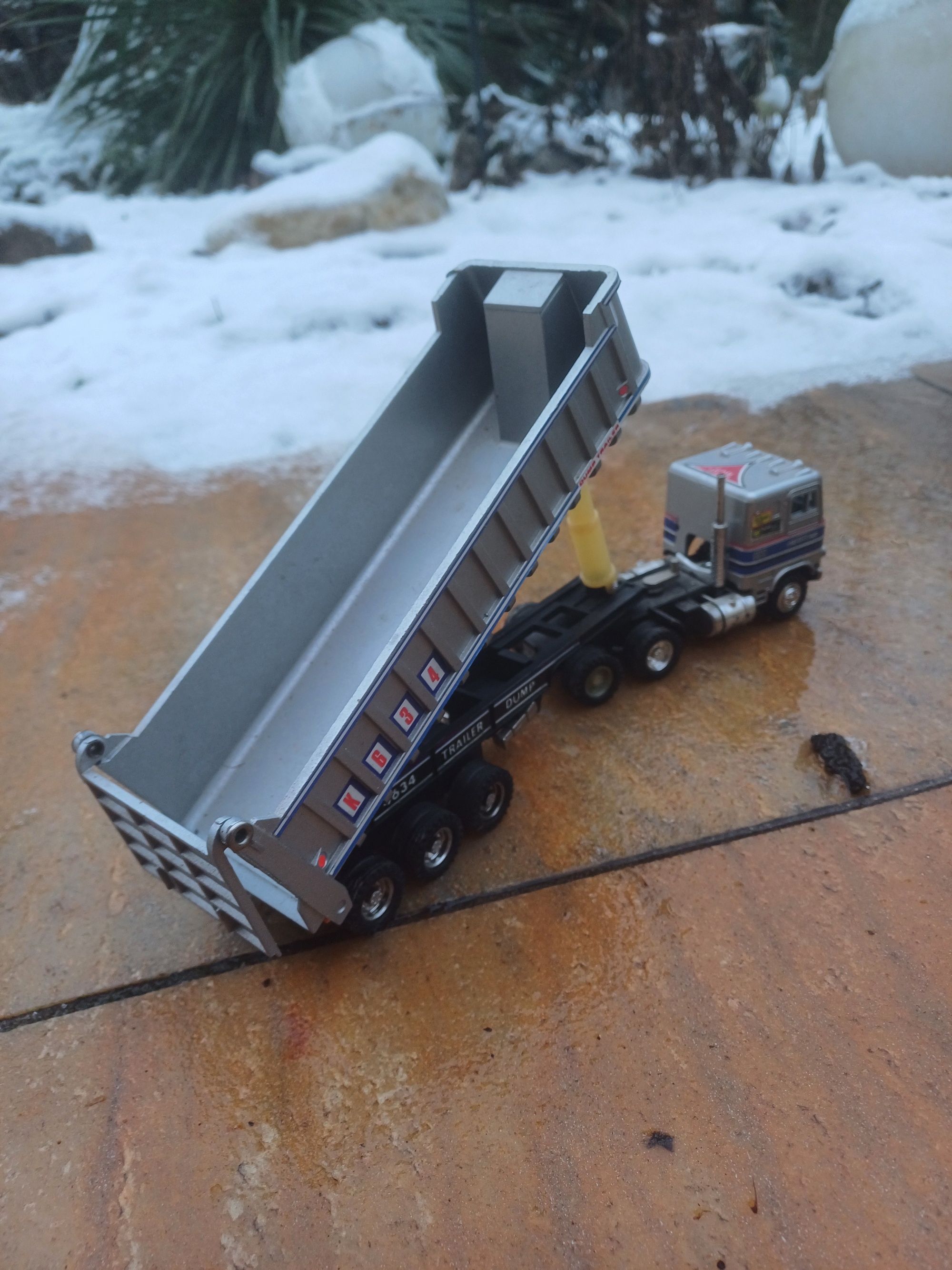 Freightliner 3achs mit 3achs Sattelkipper