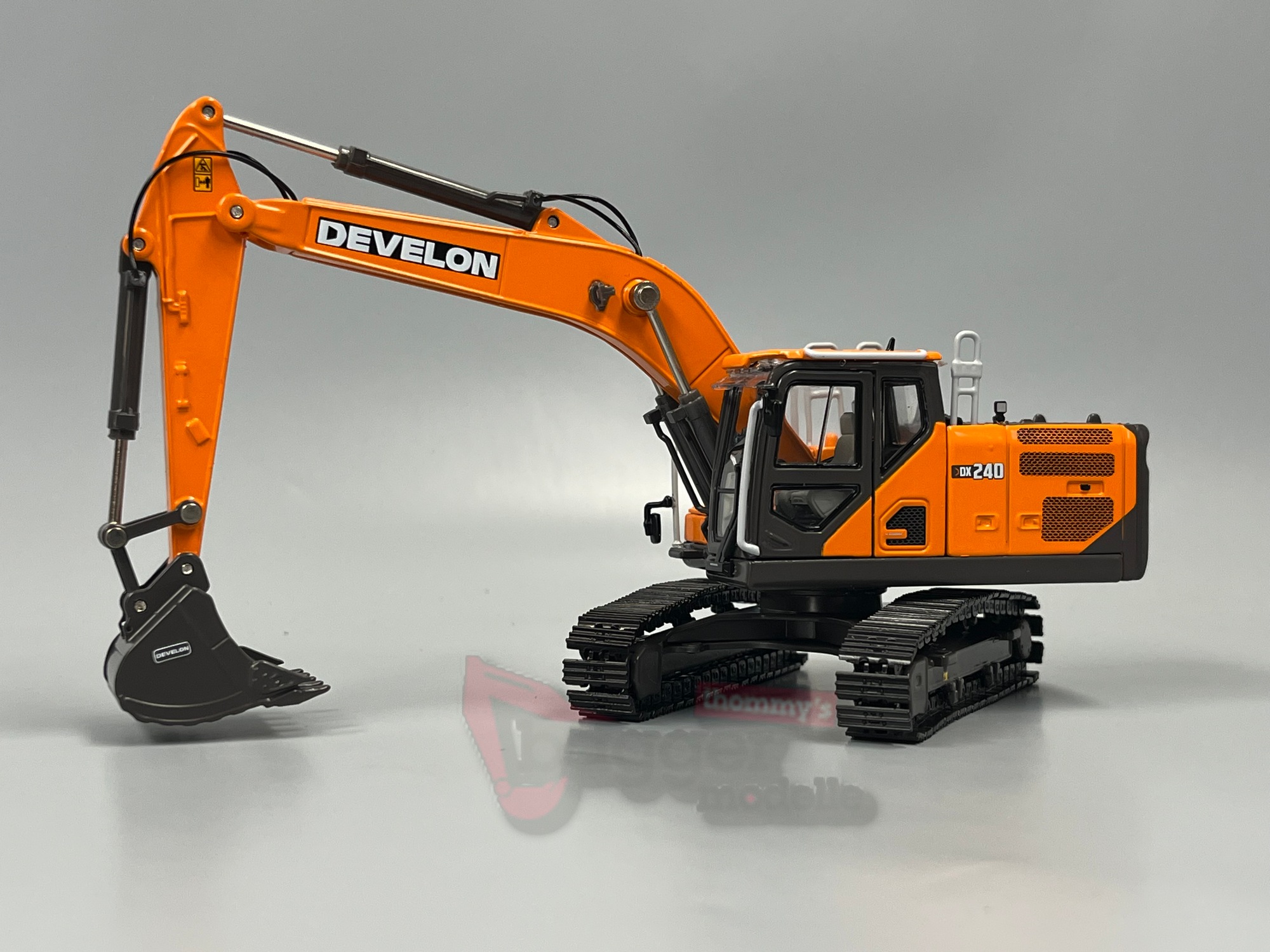 16-1041 -IMC- Develon DX 240 Kettenbagger