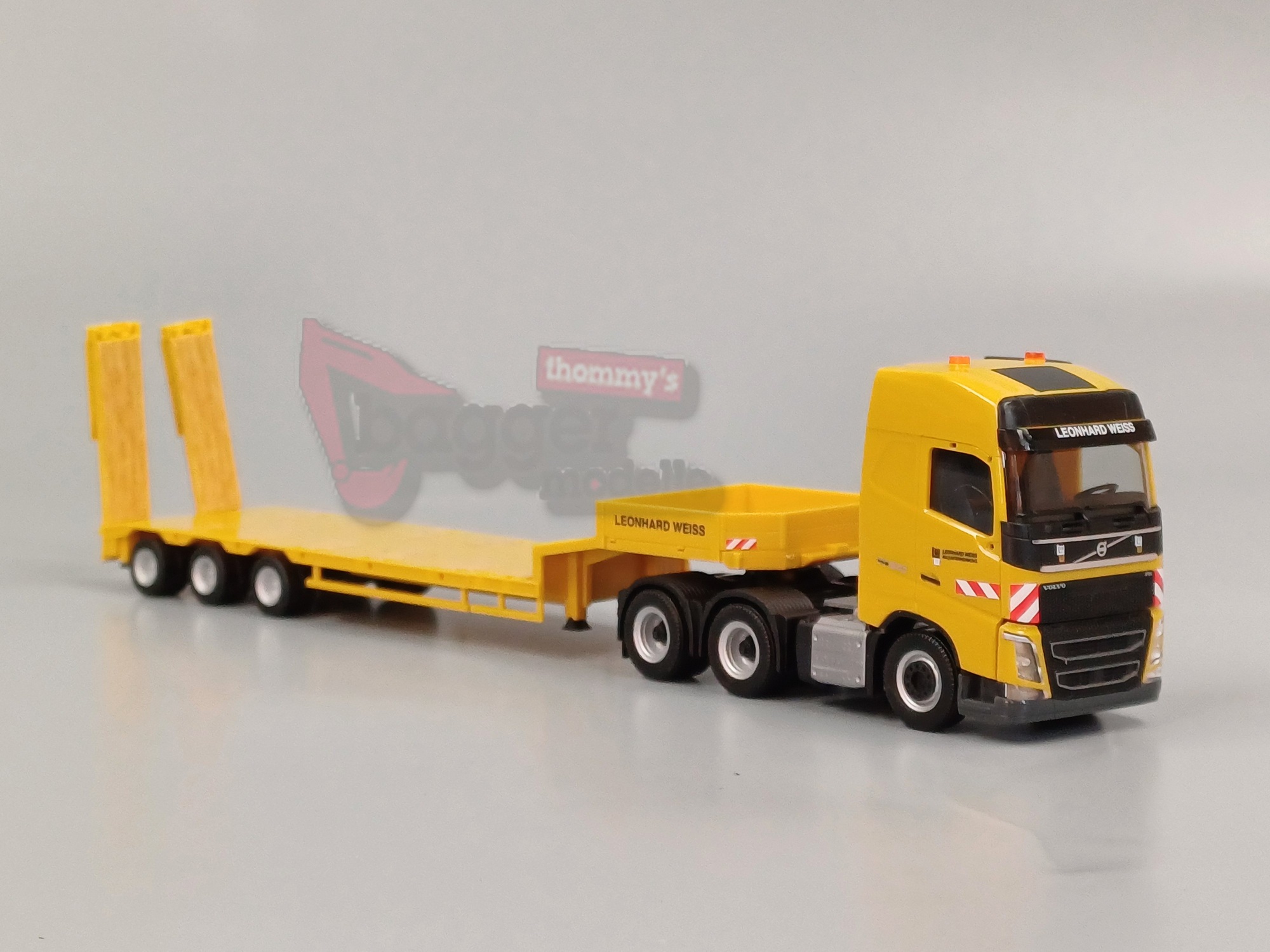 958608 - Herpa - Volvo FH GL 2013 Semitieflade-Sattelzug mit Rampen 3a/3a "Leonhard Weiss"