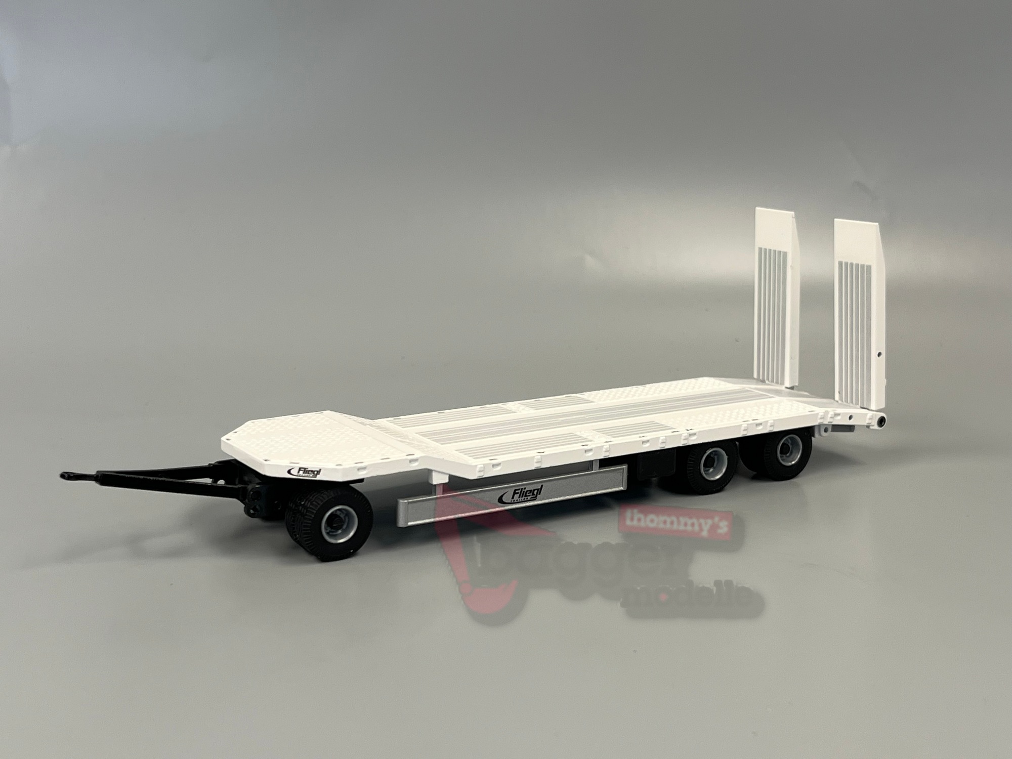 98028-02 - Conrad - Fliegl 3achs Tiefladeranhänger mit Auffahrrampen -weiß