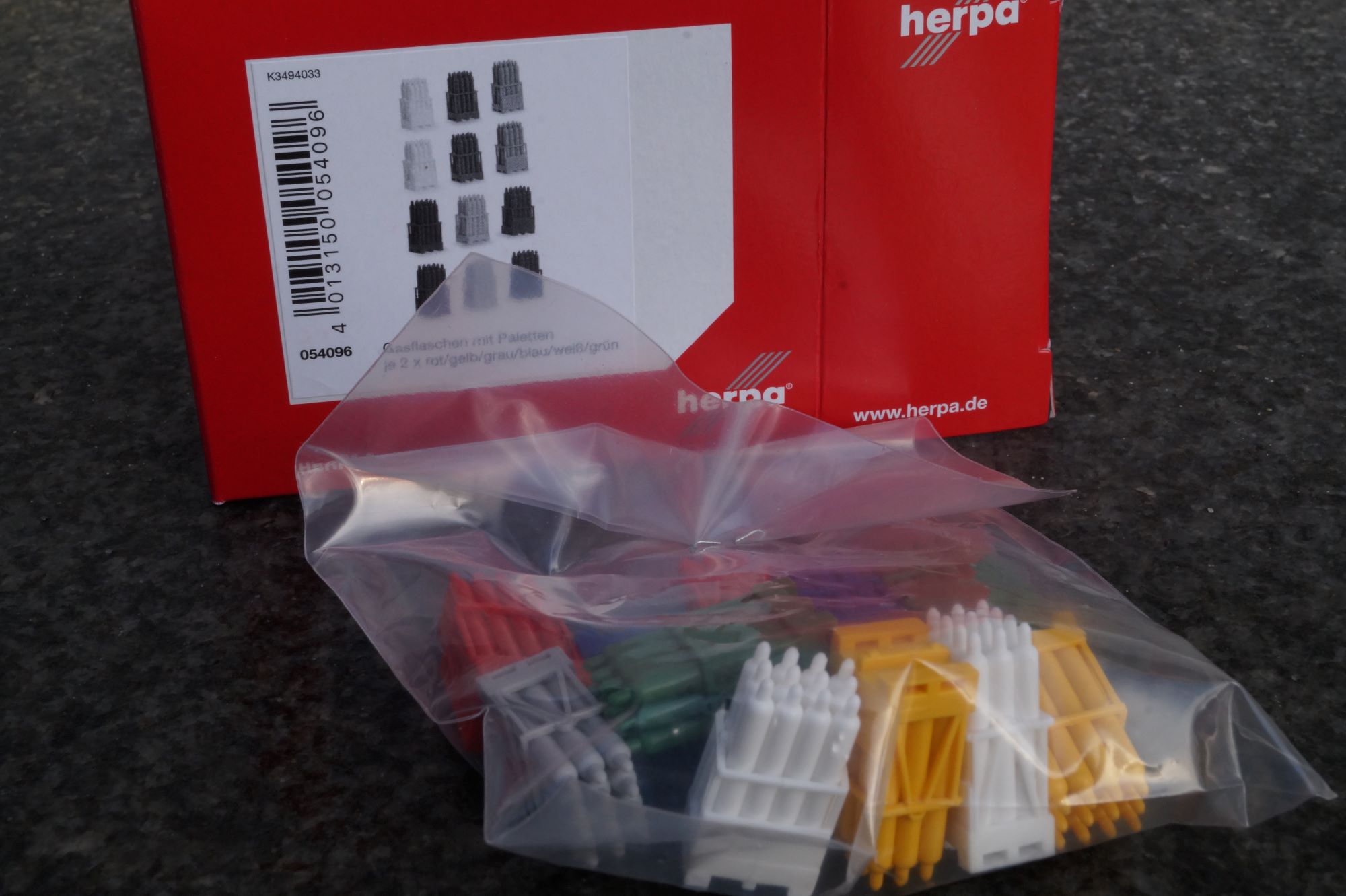 054096-Herpa - Zubehör -  Gasflaschen mit Paletten, je 2x rot, gelb, grau, blau, weiß und grün