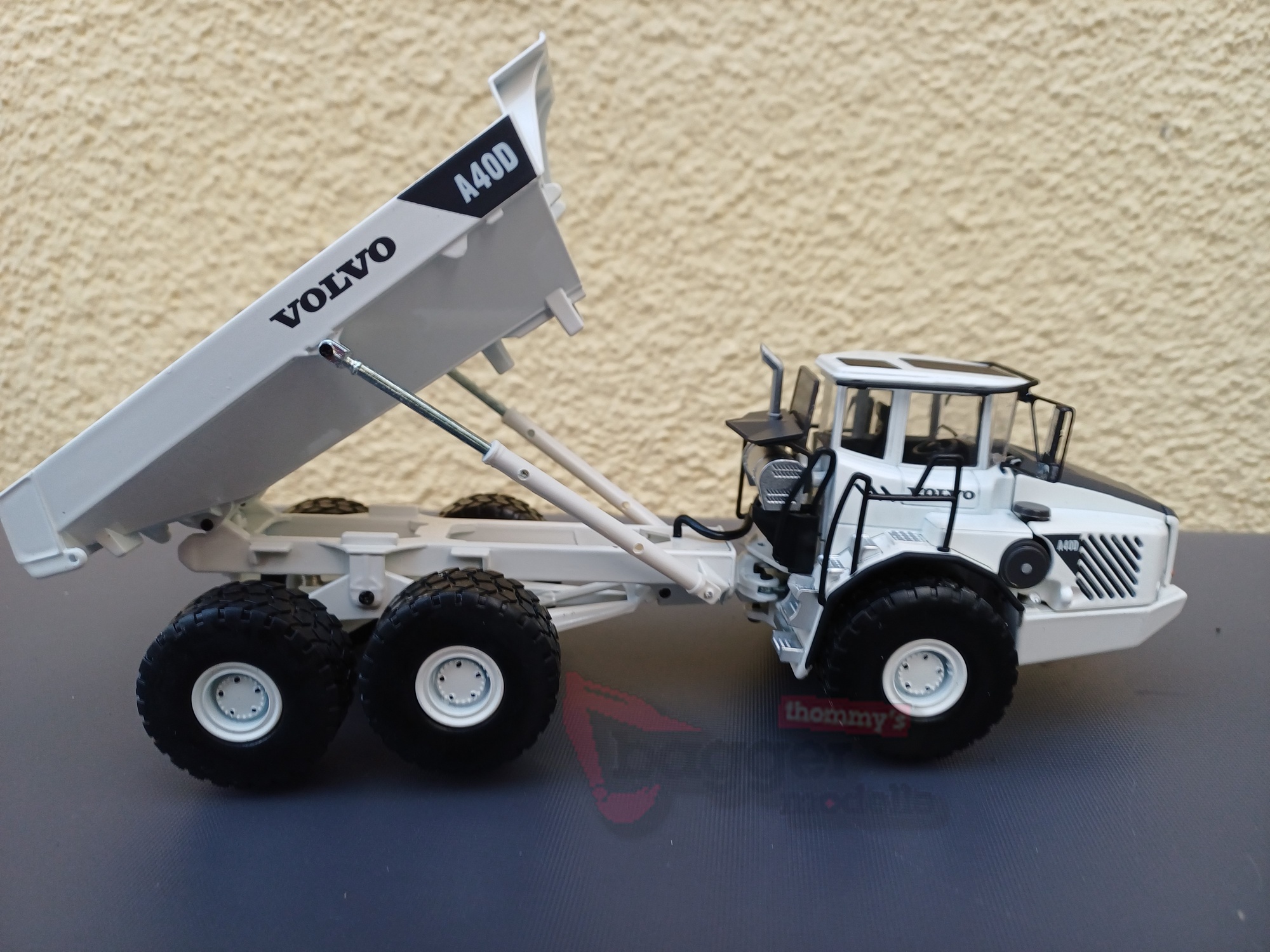 30091 - Motorart - Volvo A 40D Muldenkipper "weiß"