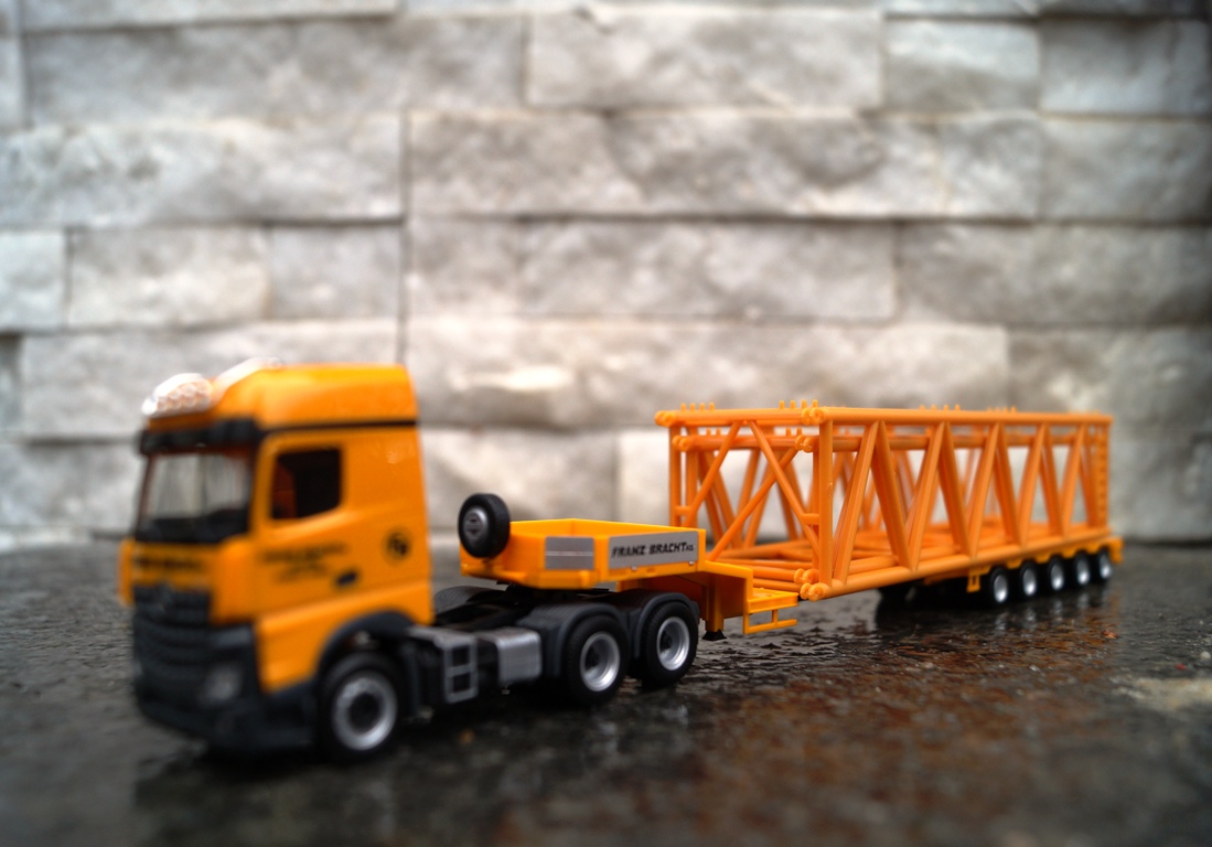 311076 - Herpa - Mercedes-Benz Arocs L 6x4 Semitieflade-Sattelzug mit Gittermastteilen "Franz Bracht"